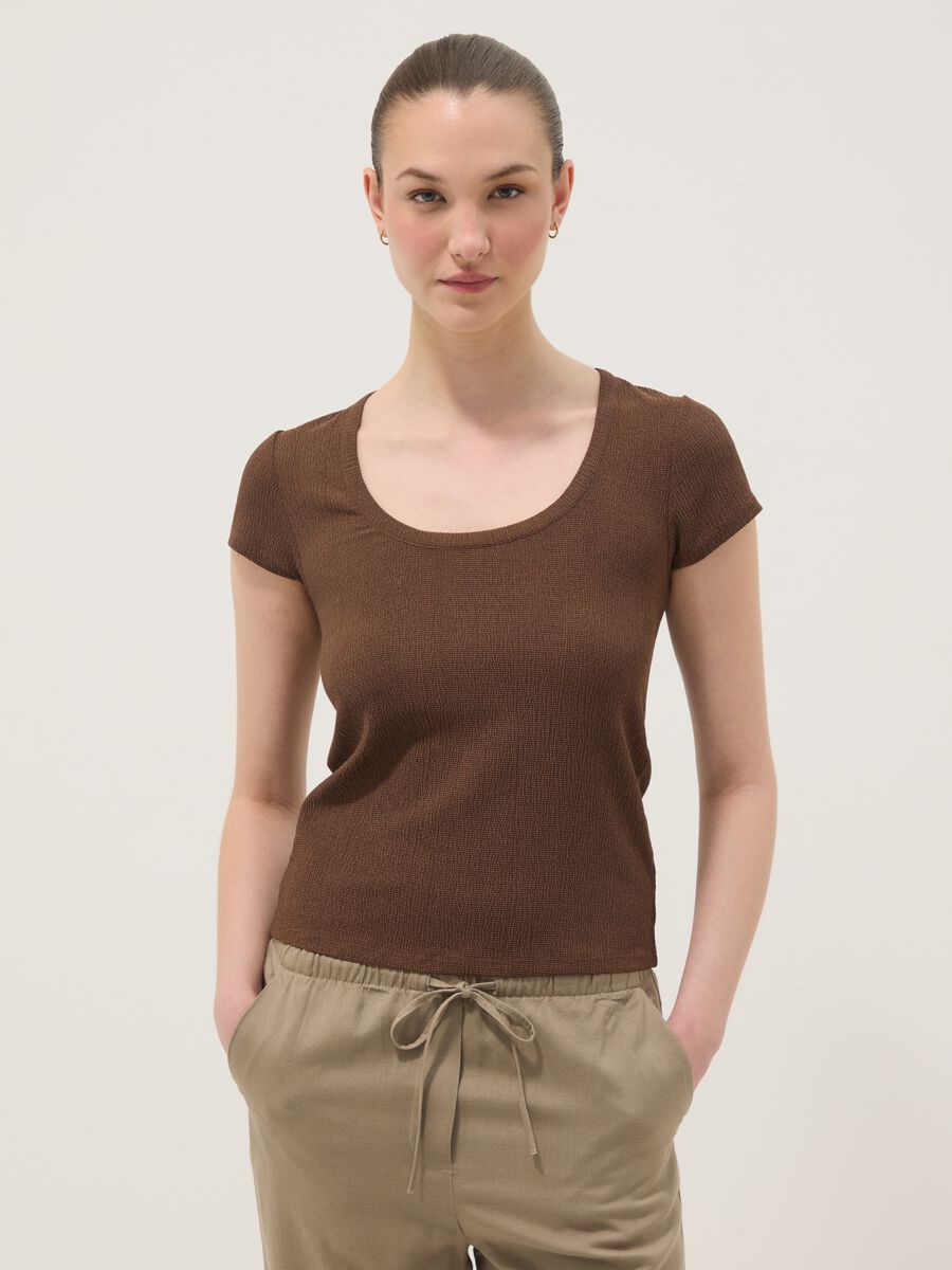 Camiseta marr&oacute;n de tejido el&aacute;stico_1