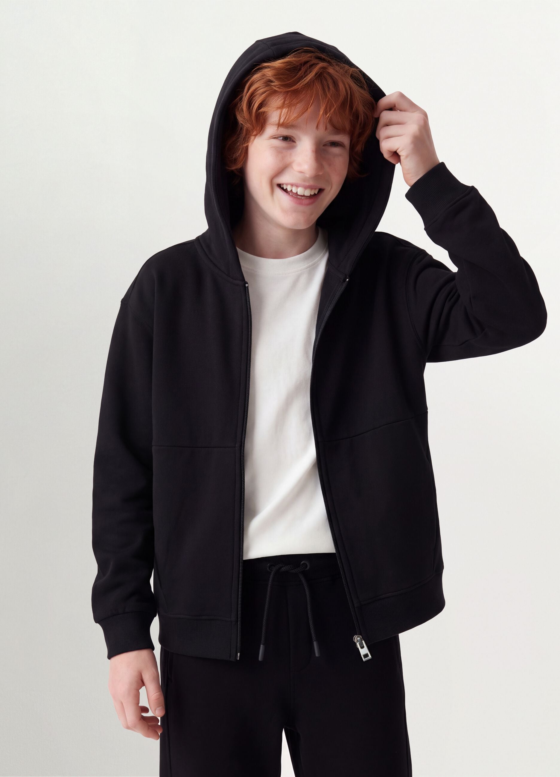 Sweatshirt preta com capuz em fleece de algod&atilde;o org&acirc;nico, relaxed fit, com fecho
