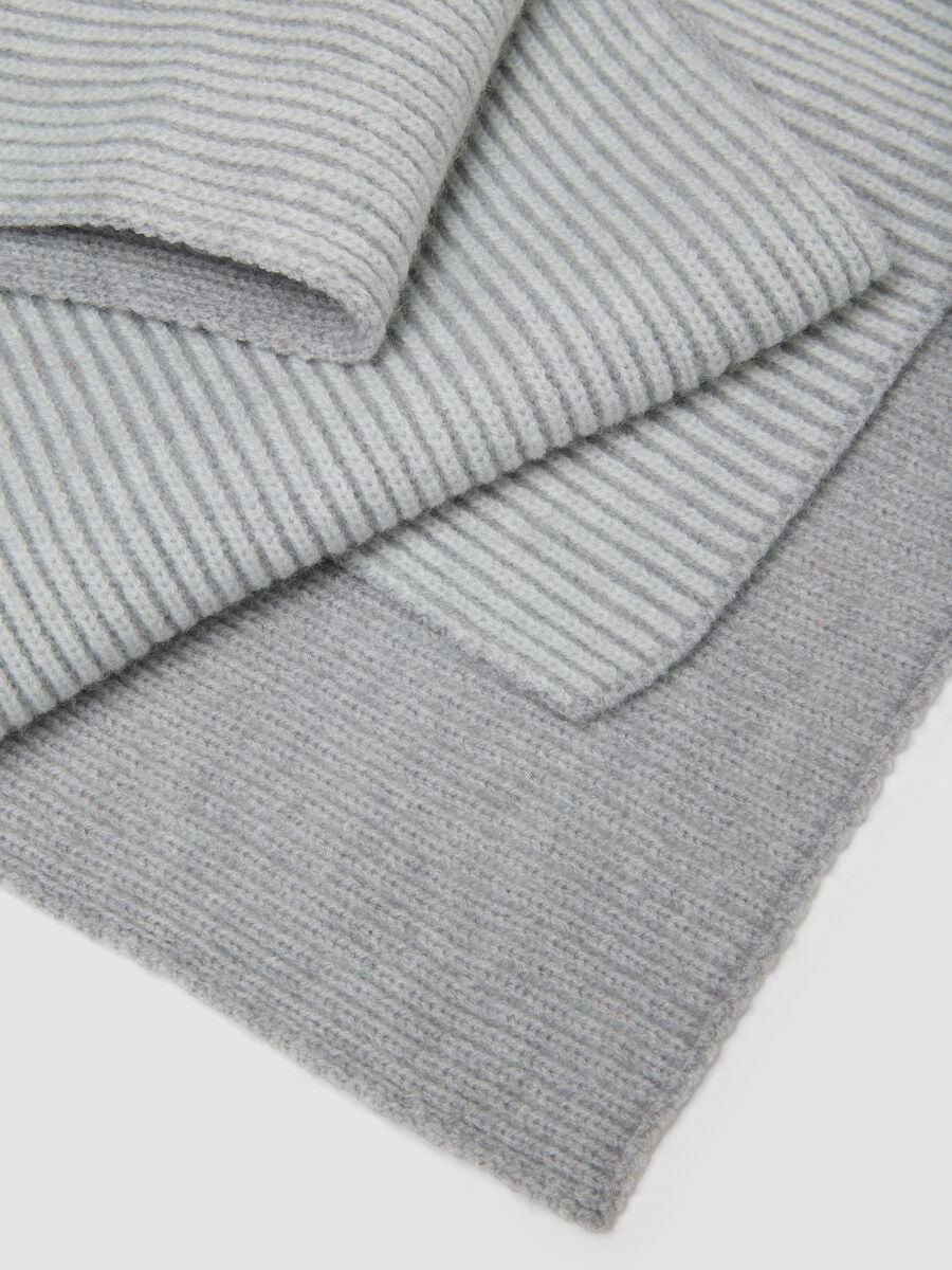 Light grey ribbed knitted scarf_2