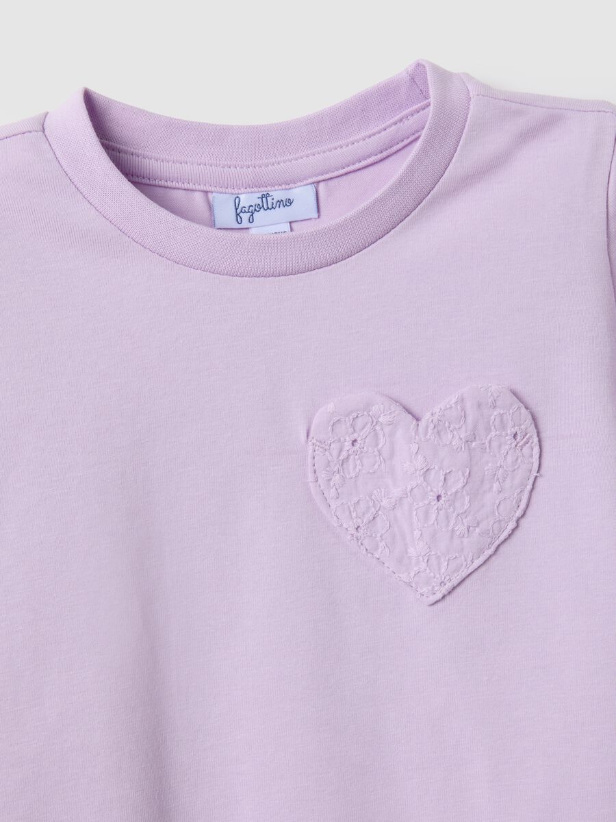 Camiseta de ni&ntilde;a ajuste regular en algod&oacute;n el&aacute;stico violeta con coraz&oacute;n_2