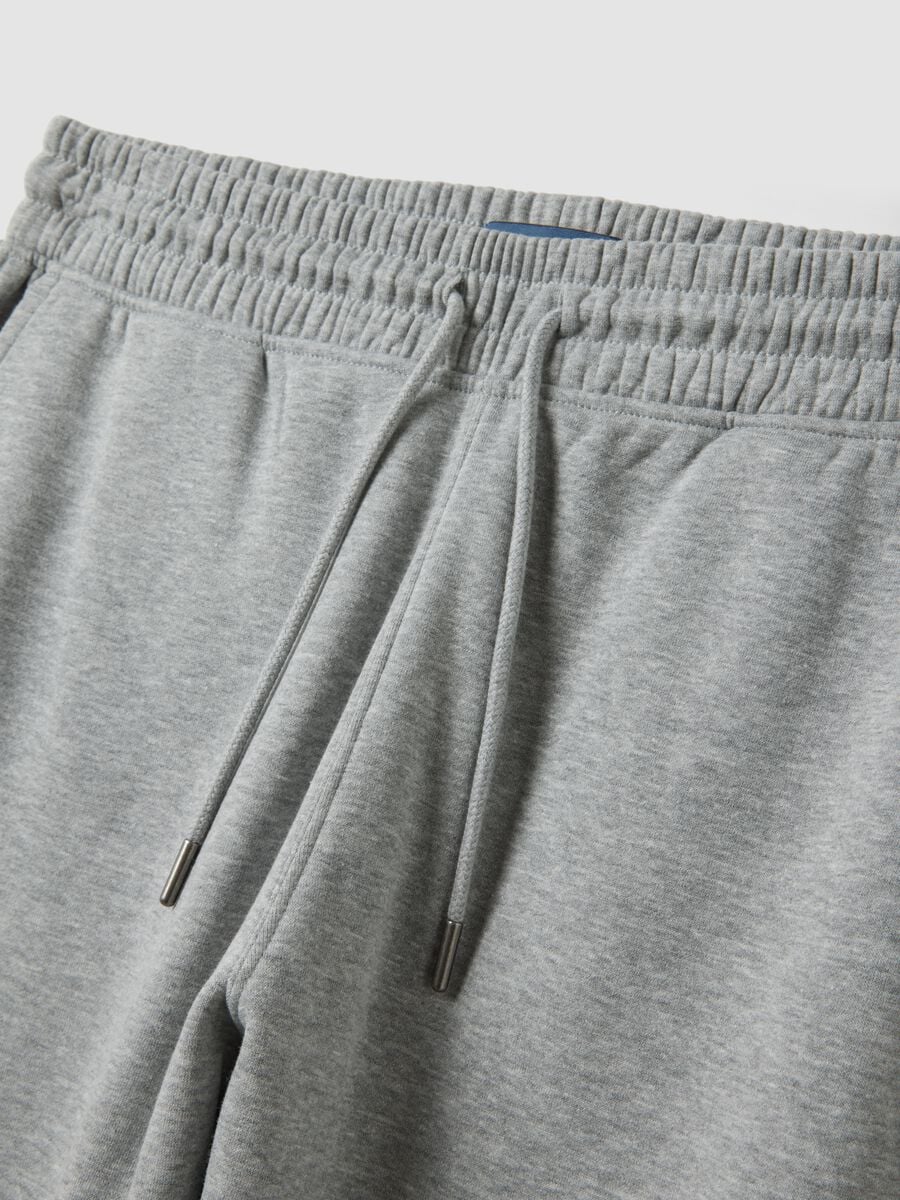 Cal&ccedil;as jogger cinzentas em mistura de algod&atilde;o com punhos e cord&atilde;o_6