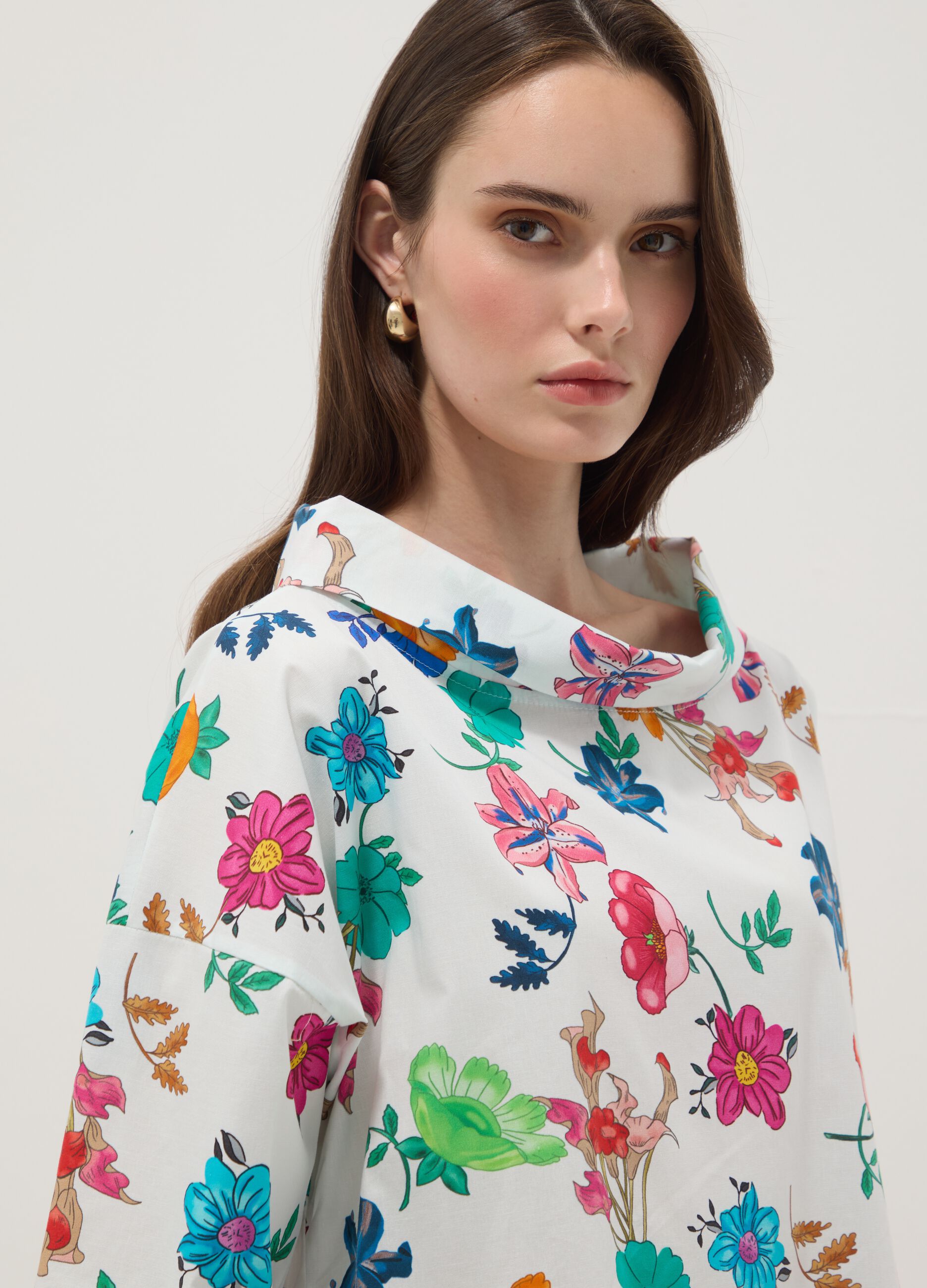 Camisola branca em algod&atilde;o el&aacute;stico com padr&atilde;o floral, regular fit