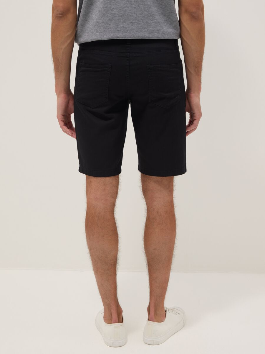 Blaue Bermuda-Shorts aus reiner Baumwolle im Regular Fit mit Five-Pocket-Design_2