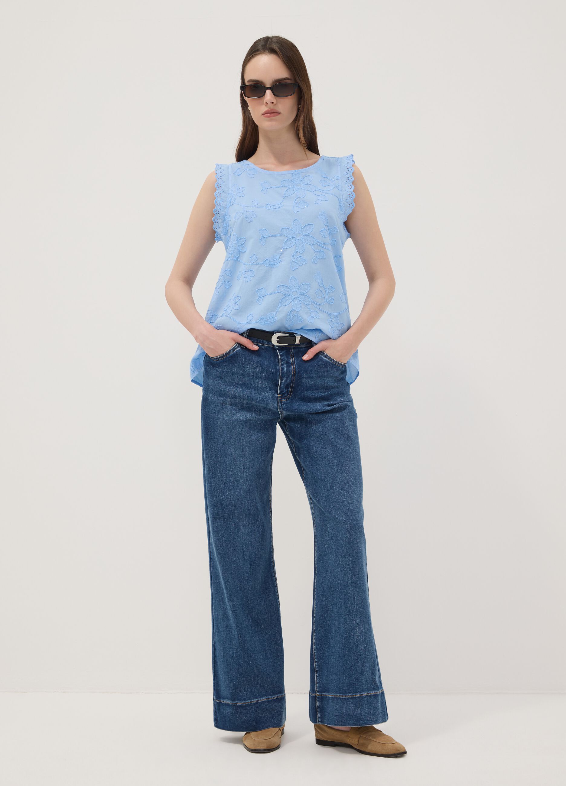 Blusa azul-celeste em algod&atilde;o puro com bordados florais, corte regular