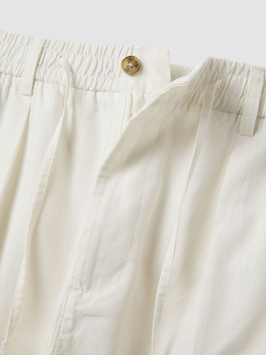 Pantal&oacute;n blanco en mezcla de lino y algod&oacute;n con cintura el&aacute;stica_5