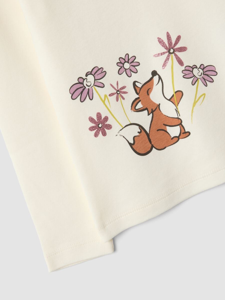 T-shirt bianca in puro cotone organico con collo rialzato e stampa animaletti_2