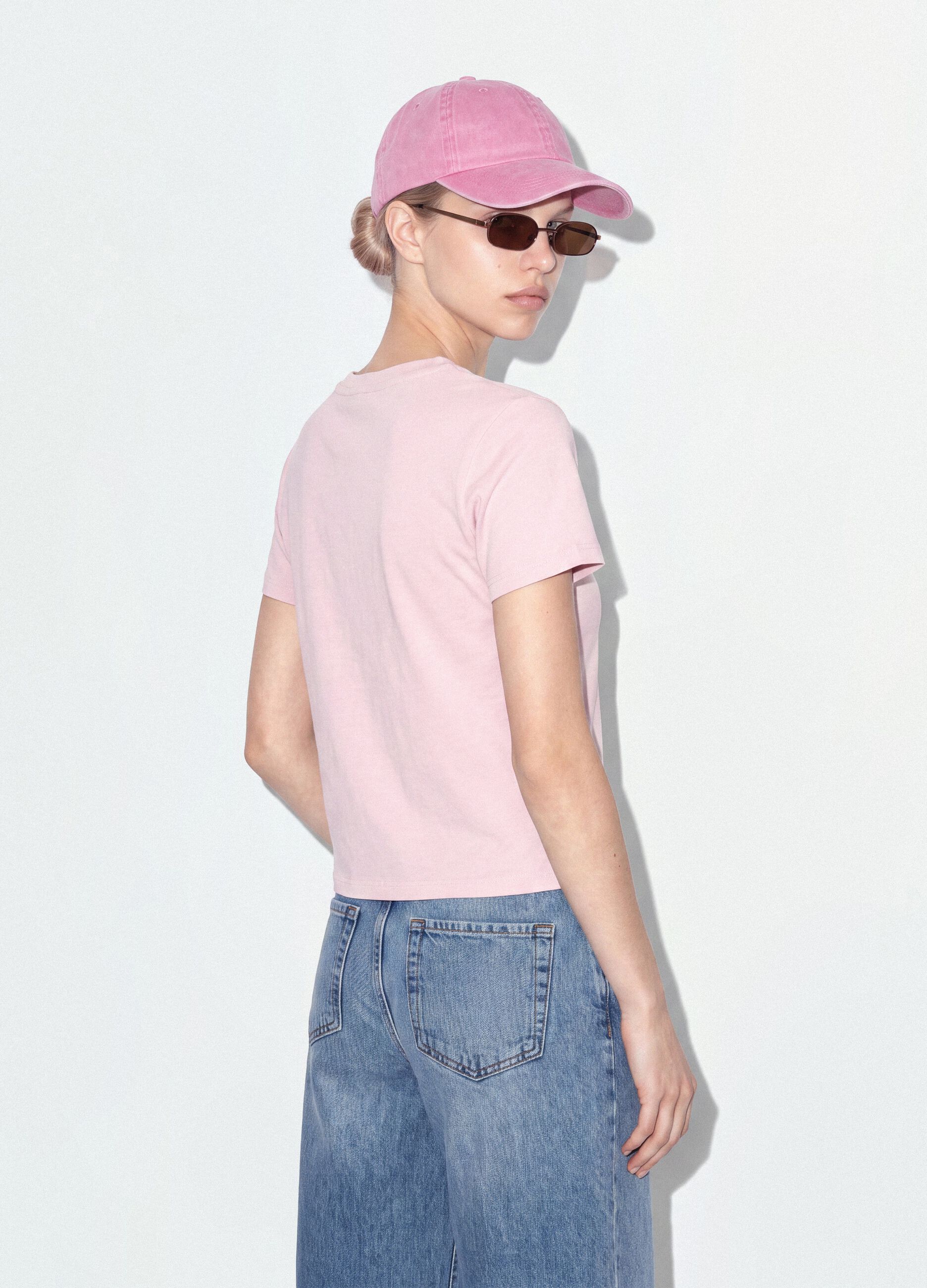 &Rho;&omicron;&zeta; cropped T-shirt &alpha;&pi;ό 100% &beta;&alpha;&mu;&beta;ά&kappa;&iota; &mu;&epsilon; &gamma;&rho;&alpha;&phi;&iota;&kappa;ό &tau;ύ&pi;&omega;&mu;&alpha;, &kappa;&alpha;&nu;&omicron;&nu;&iota;&kappa;ή &epsilon;&phi;&alpha;&rho;&mu;&omicron;&gamma;ή