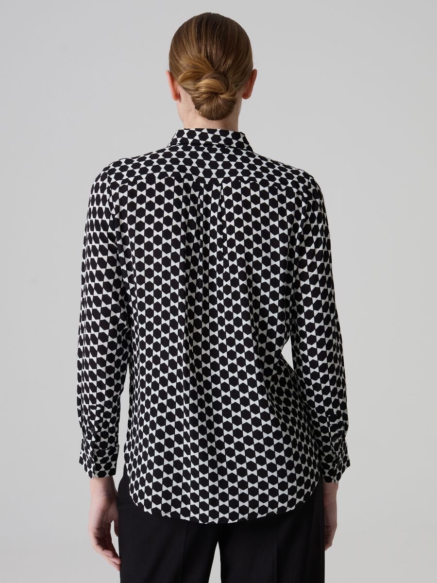 Contemporary shirt with geometric print_2