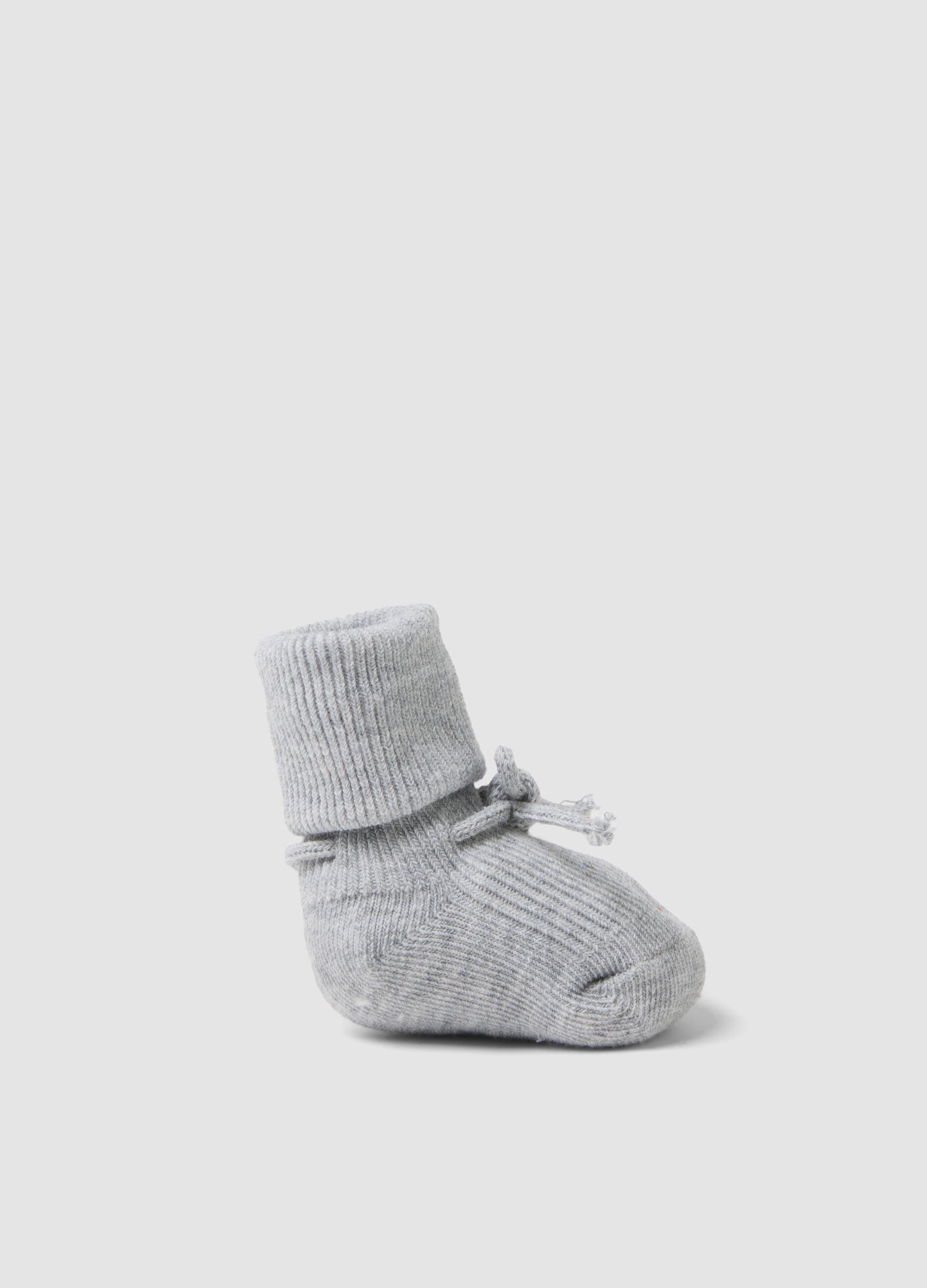 Graue Babysch&uuml;hchen aus Bio-Baumwolle mit Rippstrick
