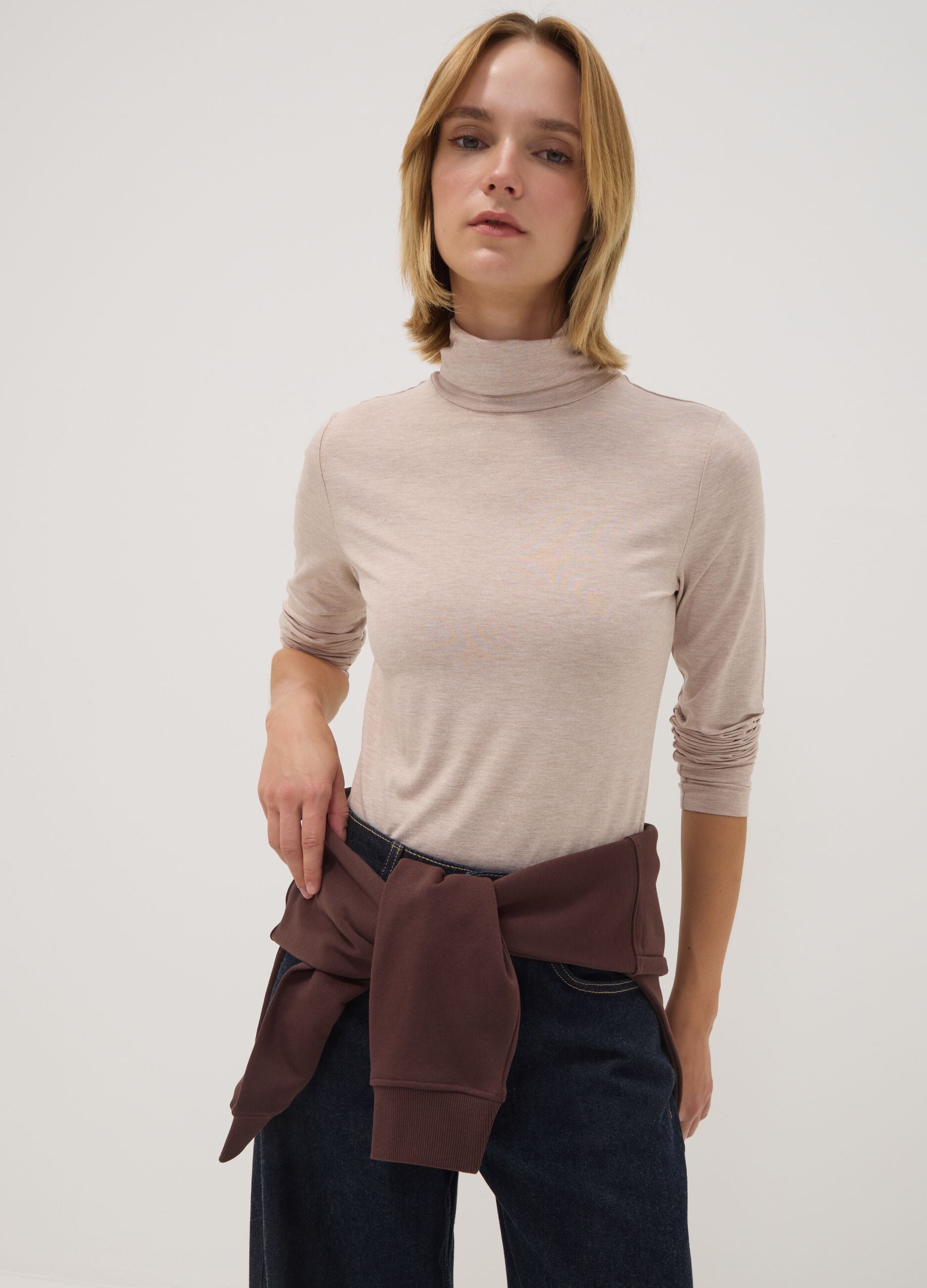 Beiger Pullover aus elastischer Viskose mit Stehkragen, Regular Fit