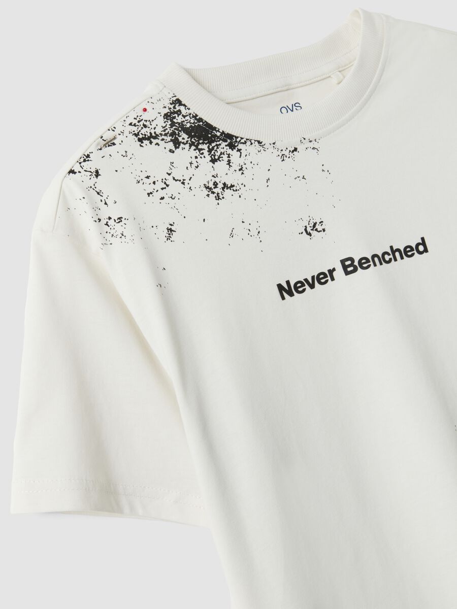 White oversized pure cotton T-shirt with "Never Benched" slogan for boys_2