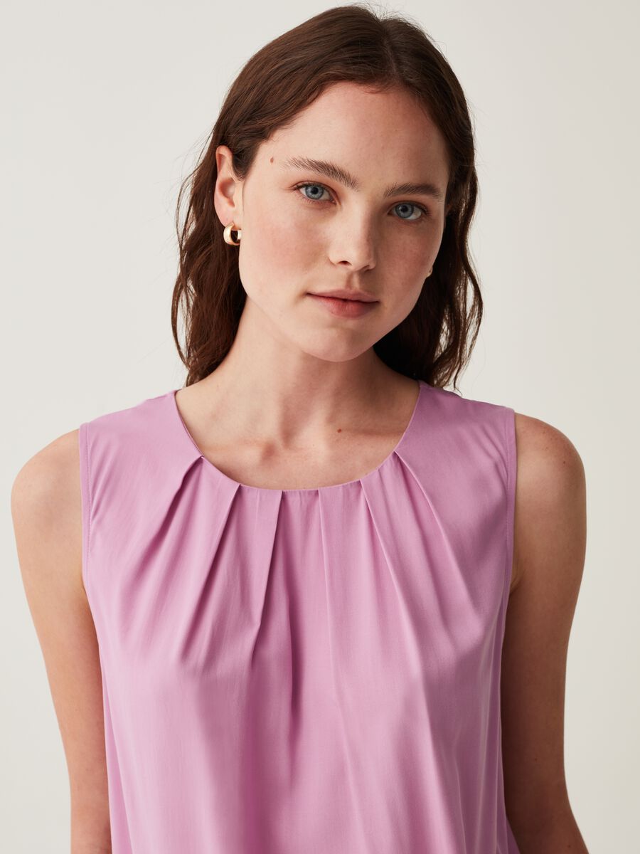 Sleeveless blouse with pleating_1