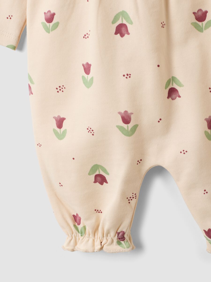Tutina beige in puro cotone organico con stampa floreale per neonata_2
