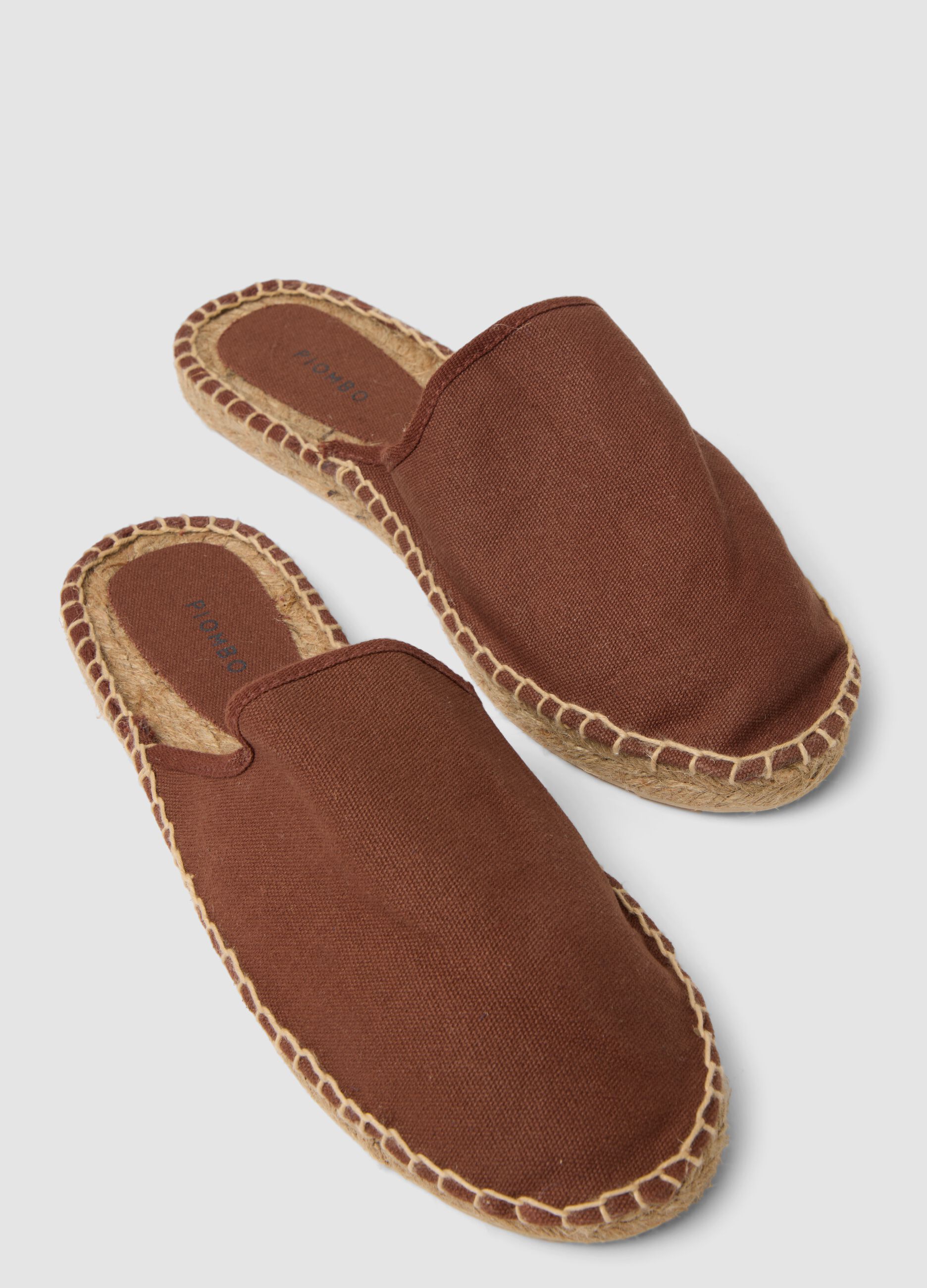 Sandalias marrones estilo espadrillas