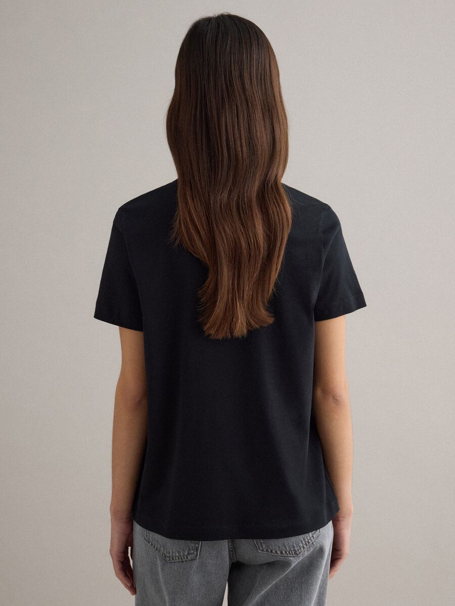 &Mu;&alpha;ύ&rho;&omicron; t-shirt &mu;&epsilon; &sigma;&tau;&rho;&omicron;&gamma;&gamma;&upsilon;&lambda;ή &lambda;&alpha;&iota;&mu;ό&kappa;&omicron;&psi;&eta; &alpha;&pi;ό &kappa;&alpha;&theta;&alpha;&rho;ό &beta;&alpha;&mu;&beta;ά&kappa;&iota; &sigma;&epsilon; &kappa;&alpha;&nu;&omicron;&nu;&iota;&kappa;ή &epsilon;&phi;&alpha;&rho;&mu;&omicron;&gamma;ή_3