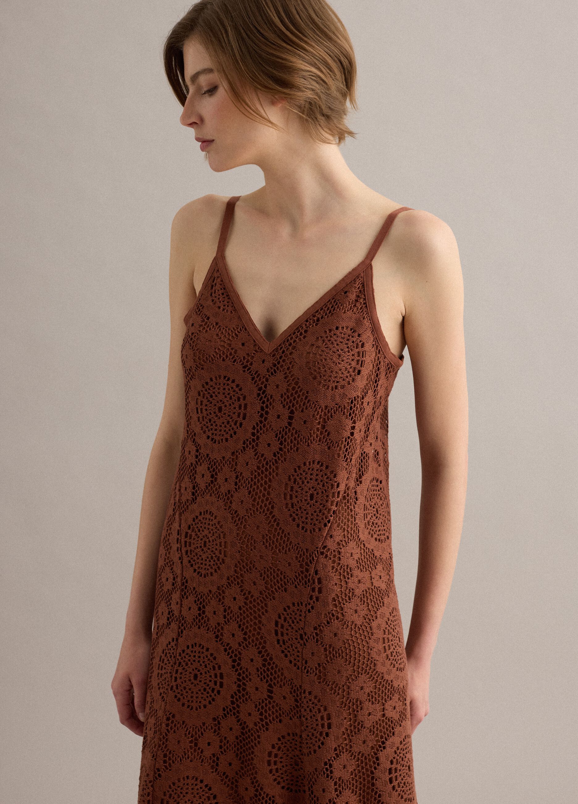 Vestido comprido castanho em crochet com decote em V, corte regular