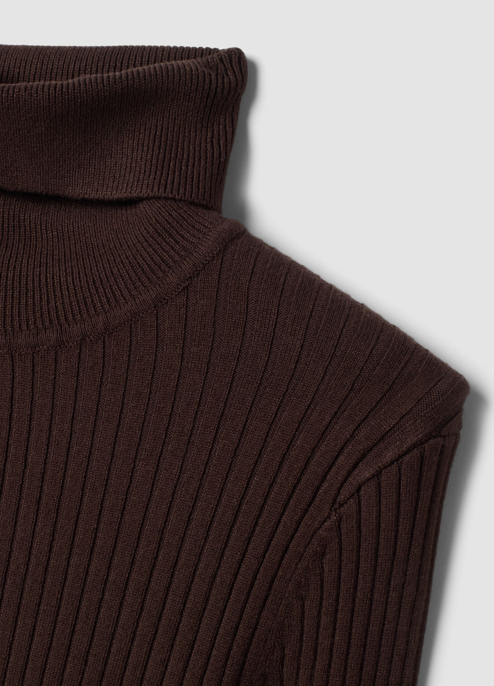 Brauner Rollkragenpullover aus Viskosemix mit Rippstrick