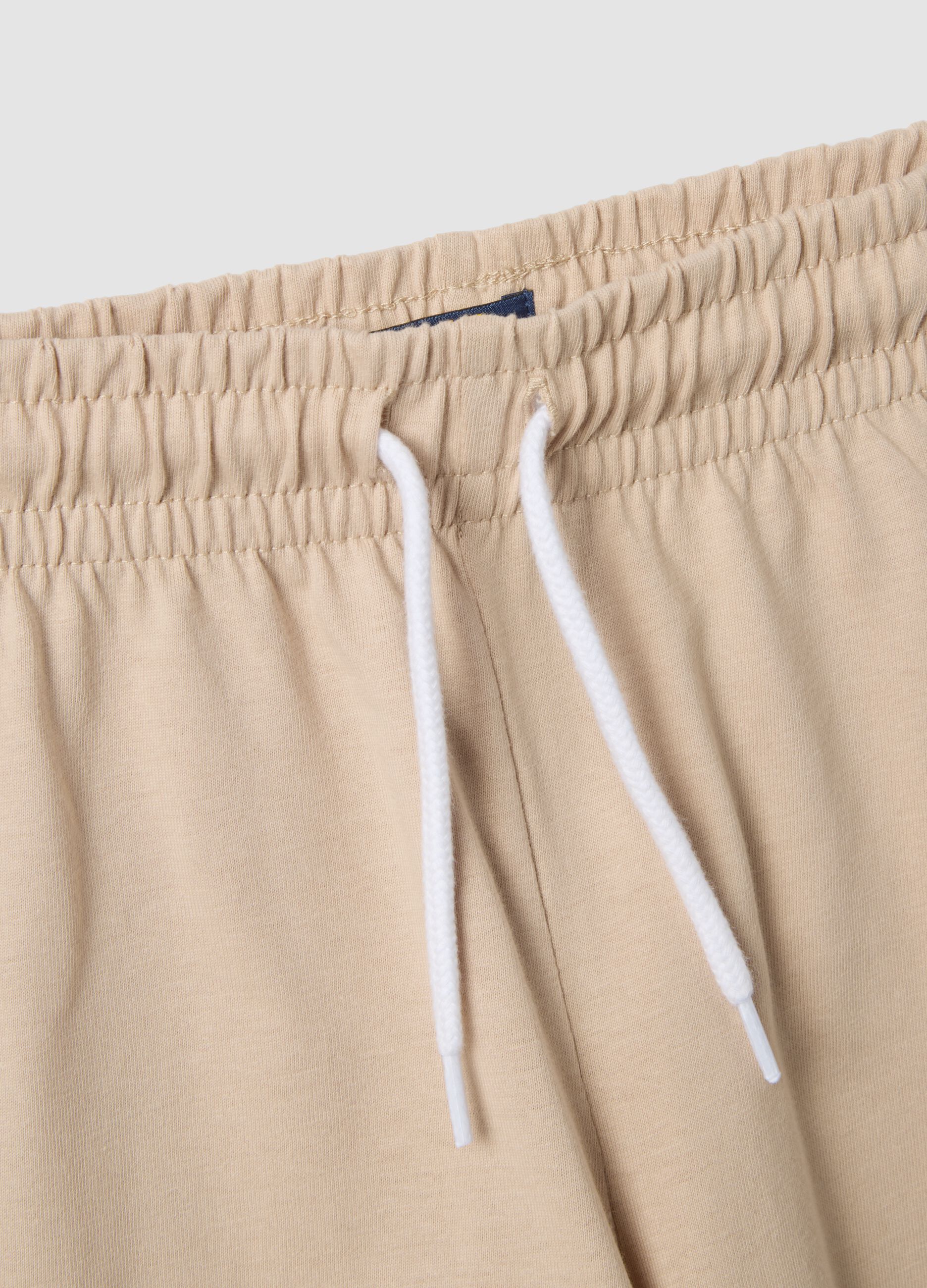 Completo blu e beige in puro cotone con t-shirt e shorts per bambino regular fit