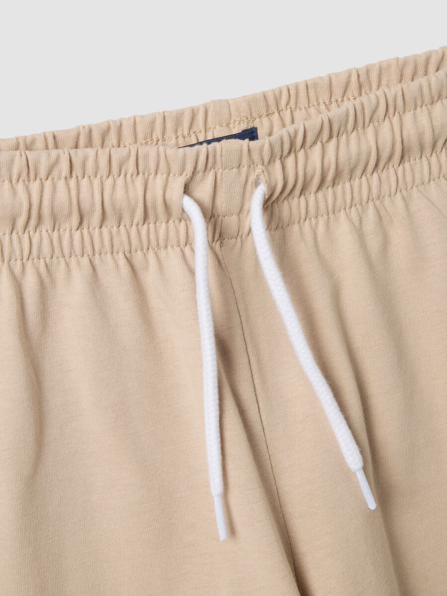 Completo blu e beige in puro cotone con t-shirt e shorts per bambino regular fit_3
