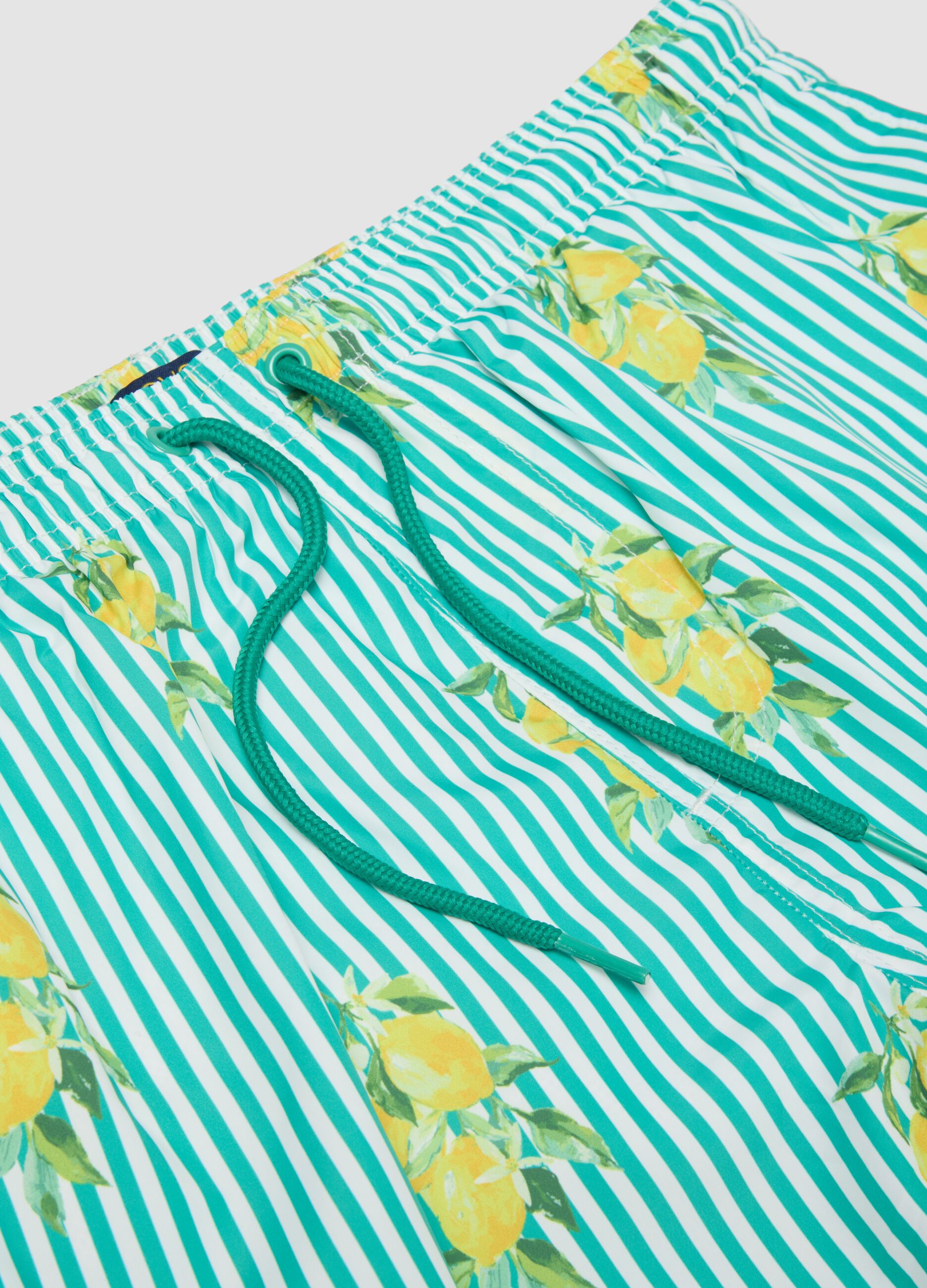 Blaue gestreifte Badeshorts mit Zitronen-Print