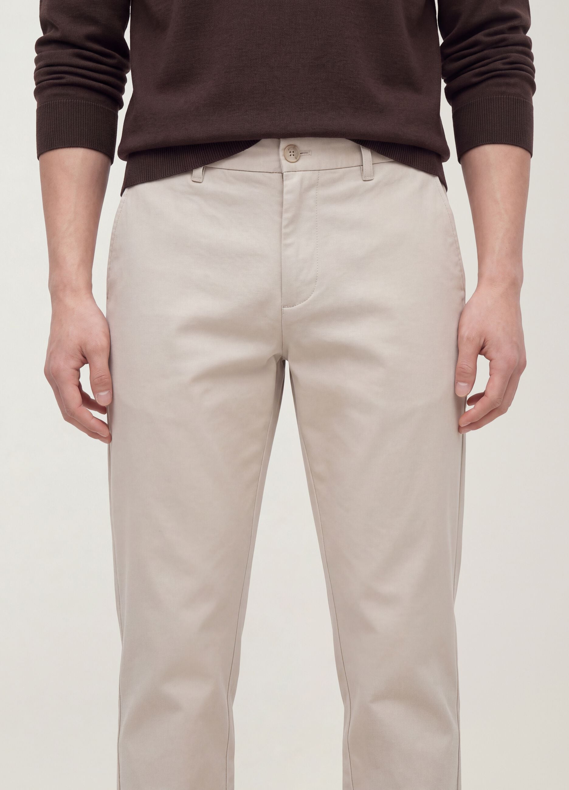 Cal&ccedil;as chino cinzentas slim fit em lyocell e algod&atilde;o el&aacute;stico