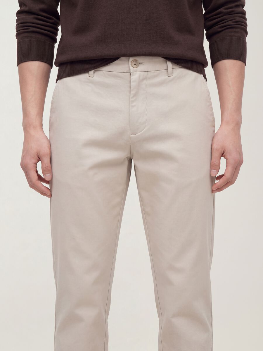 Grey slim-fit chino trousers in lyocell and stretch cotton_2
