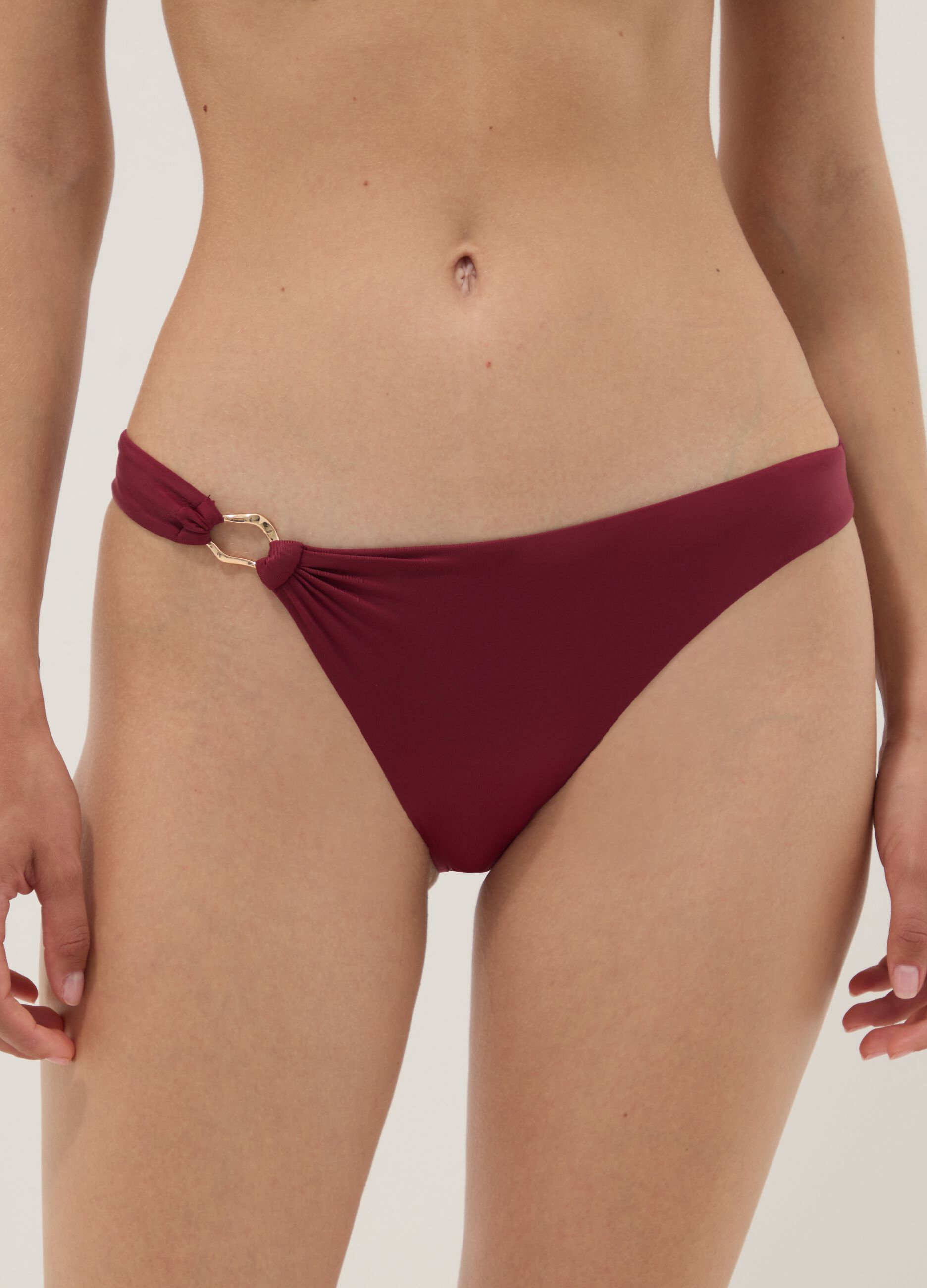 Rote Bikinihose aus Stretchmaterial mit goldfarbenem Ring