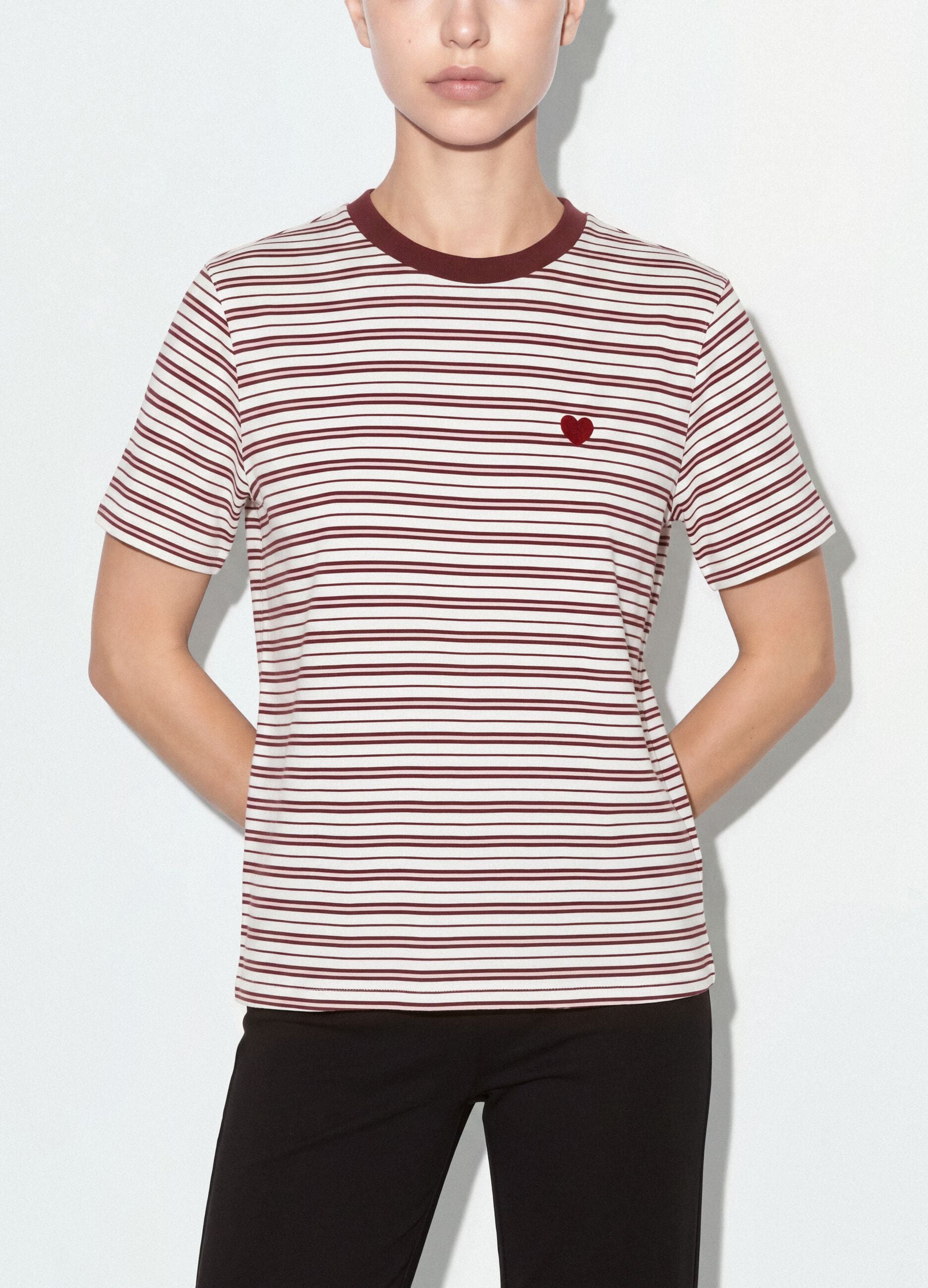 &Pi;&omicron;&lambda;ύ&chi;&rho;&omega;&mu;&omicron; &rho;&iota;&gamma;έ T-shirt relaxed fit &alpha;&pi;ό 100% &beta;&alpha;&mu;&beta;ά&kappa;&iota; &mu;&epsilon; &kappa;έ&nu;&tau;&eta;&mu;&alpha; &sigma;&tau;&omicron; &sigma;&tau;ή&theta;&omicron;&sigmaf;