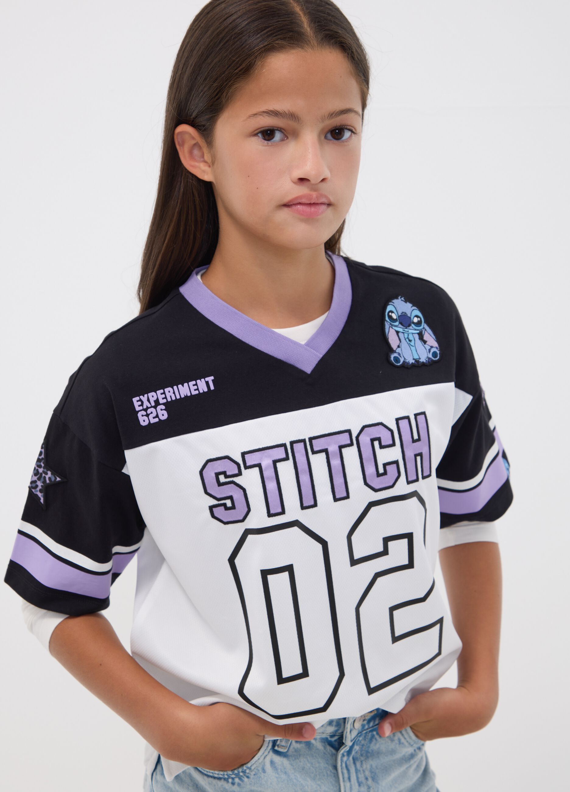 Wei&szlig;-schwarzes Boxy-Fit T-Shirt mit Lilo & Stitch-Motiv f&uuml;r M&auml;dchen