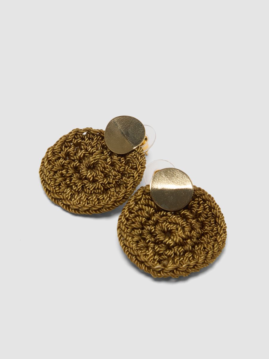 Round braided brown earrings with gold-tone detail_1