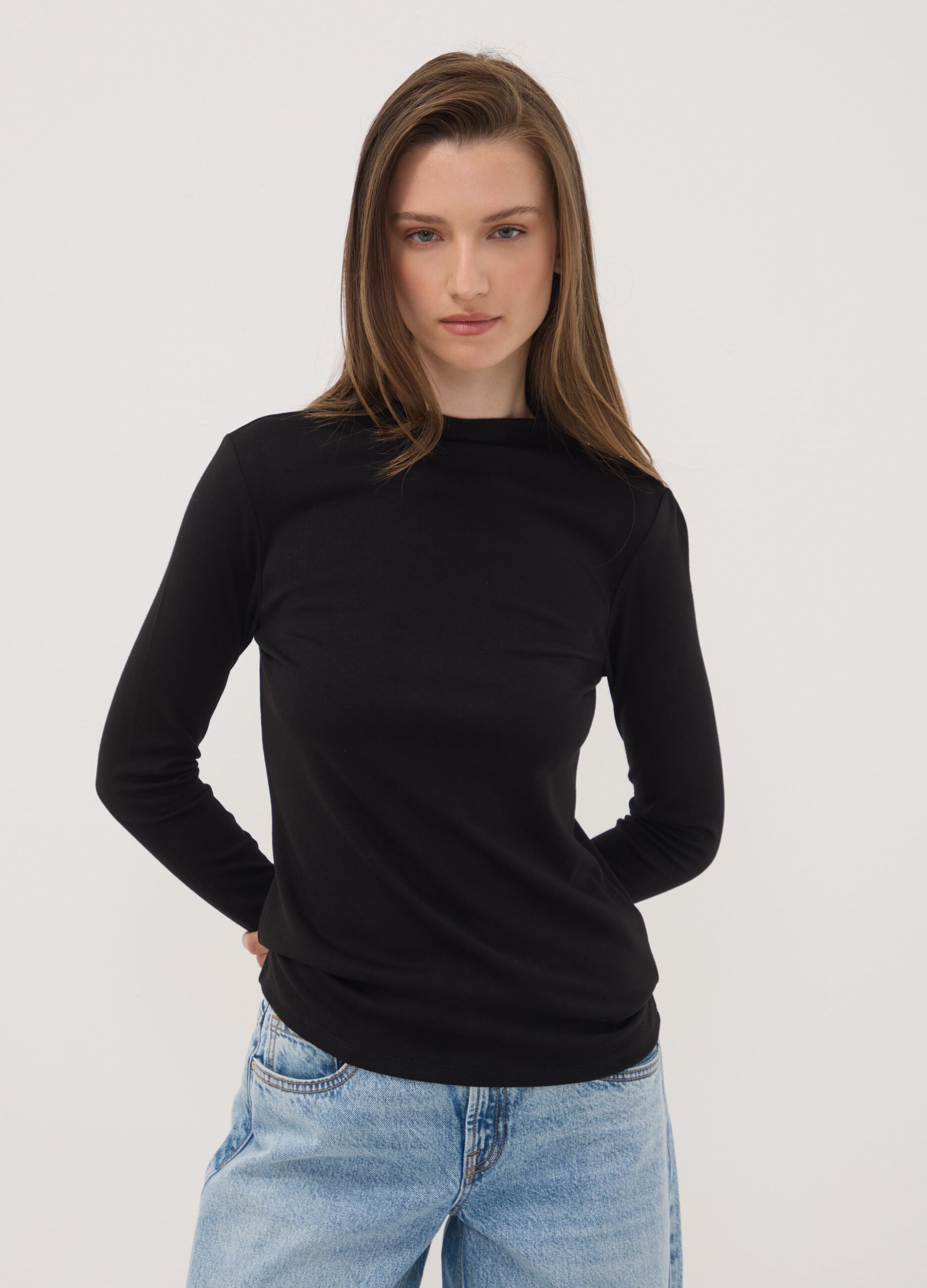 &Mu;&alpha;ύ&rho;&omicron; T-shirt &alpha;&pi;ό &epsilon;&lambda;&alpha;&sigma;&tau;&iota;&kappa;ή &beta;&iota;&sigma;&kappa;ό&zeta;&eta; &mu;&epsilon; &sigma;&tau;&rho;&omicron;&gamma;&gamma;&upsilon;&lambda;ή &lambda;&alpha;&iota;&mu;ό&kappa;&omicron;&psi;&eta;