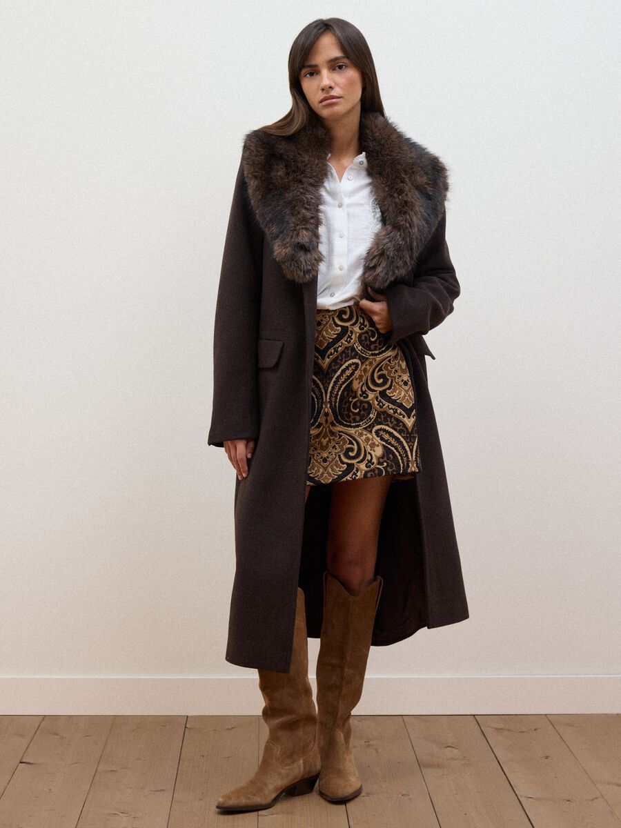Long brown wool and viscose-blend coat with contrasting collar_1