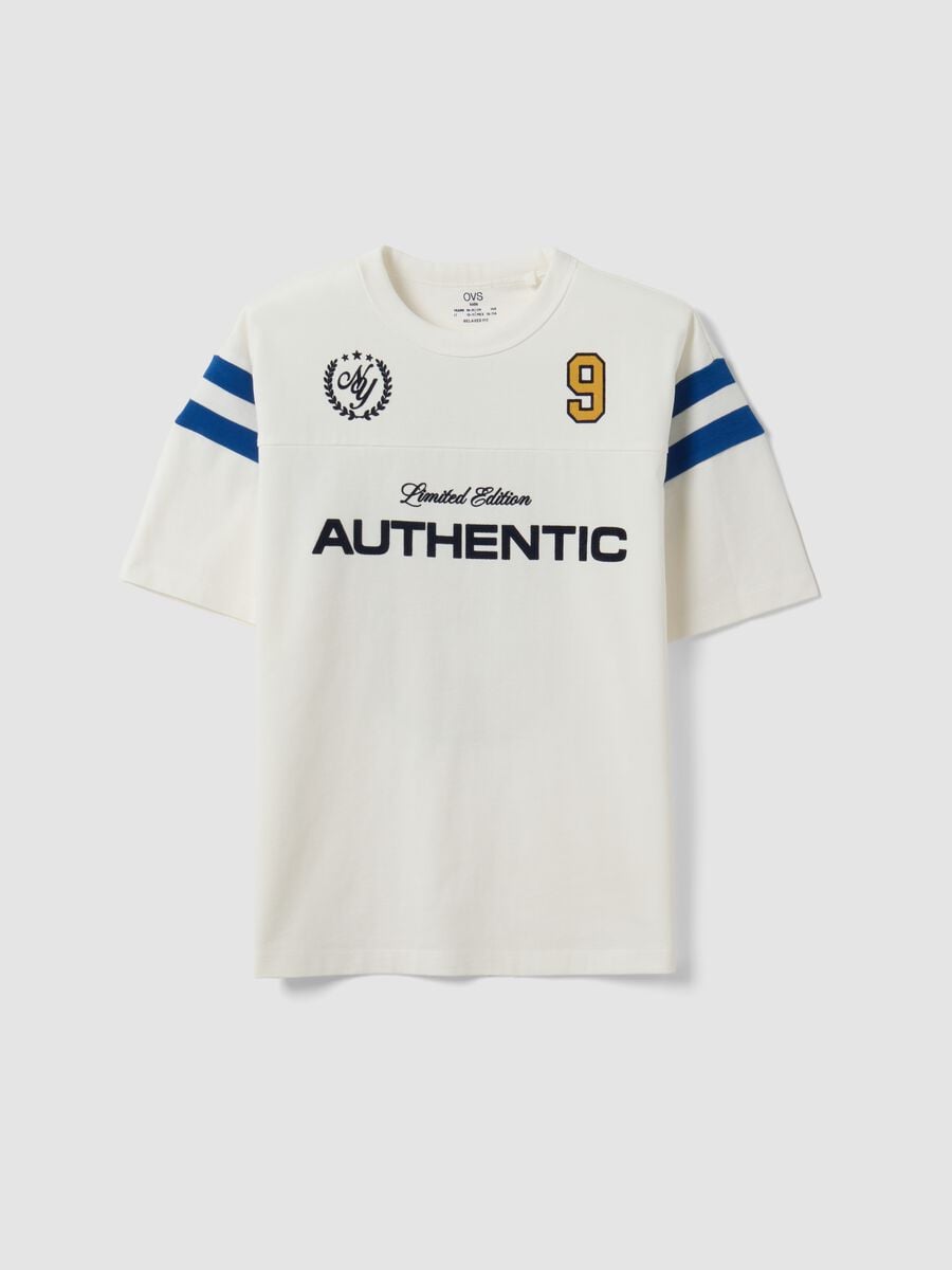 T-shirt branca relaxed fit em algod&atilde;o puro, gola redonda, com mensagem para rapaz_0