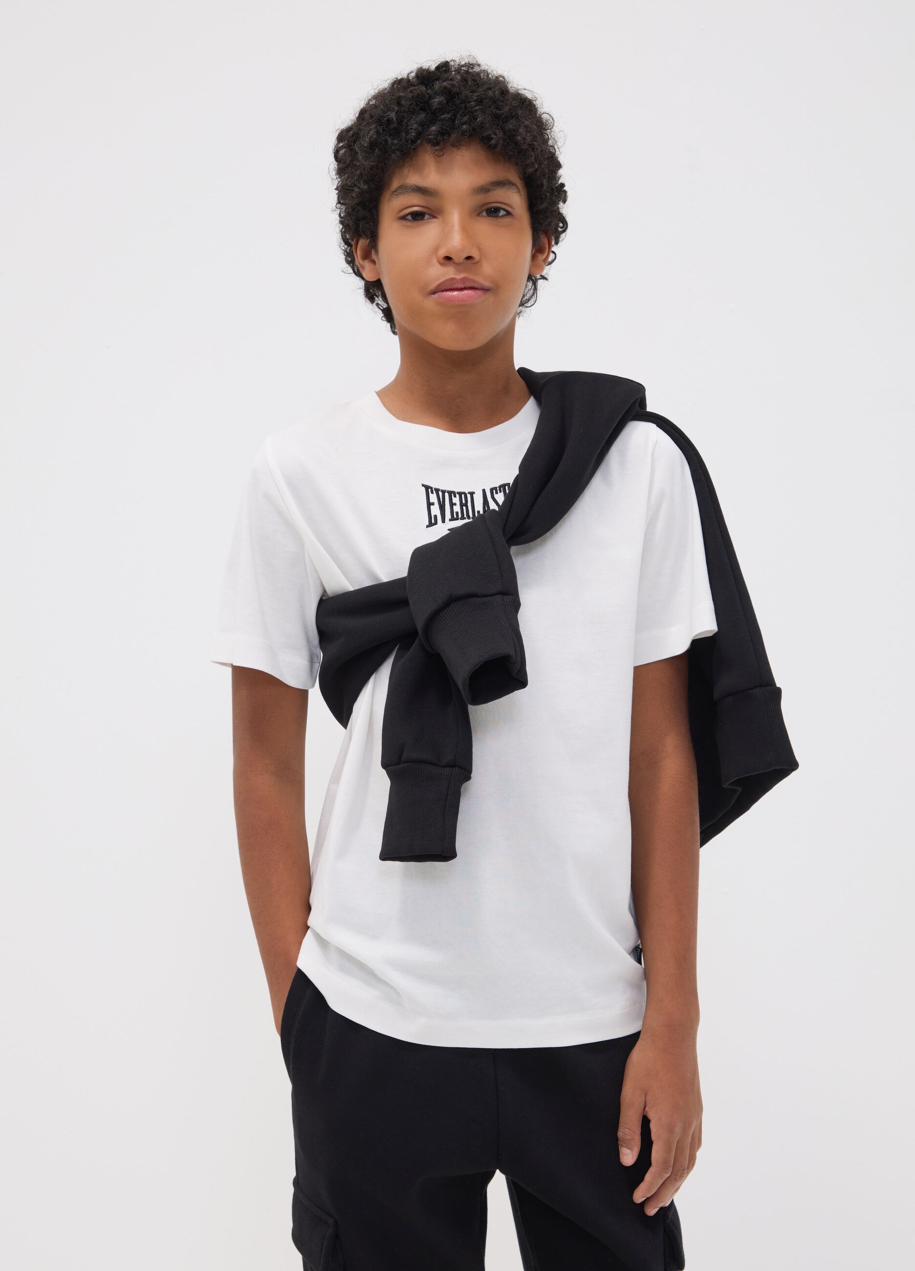 T-shirt branca em algod&atilde;o puro com estampado, corte regular para rapaz