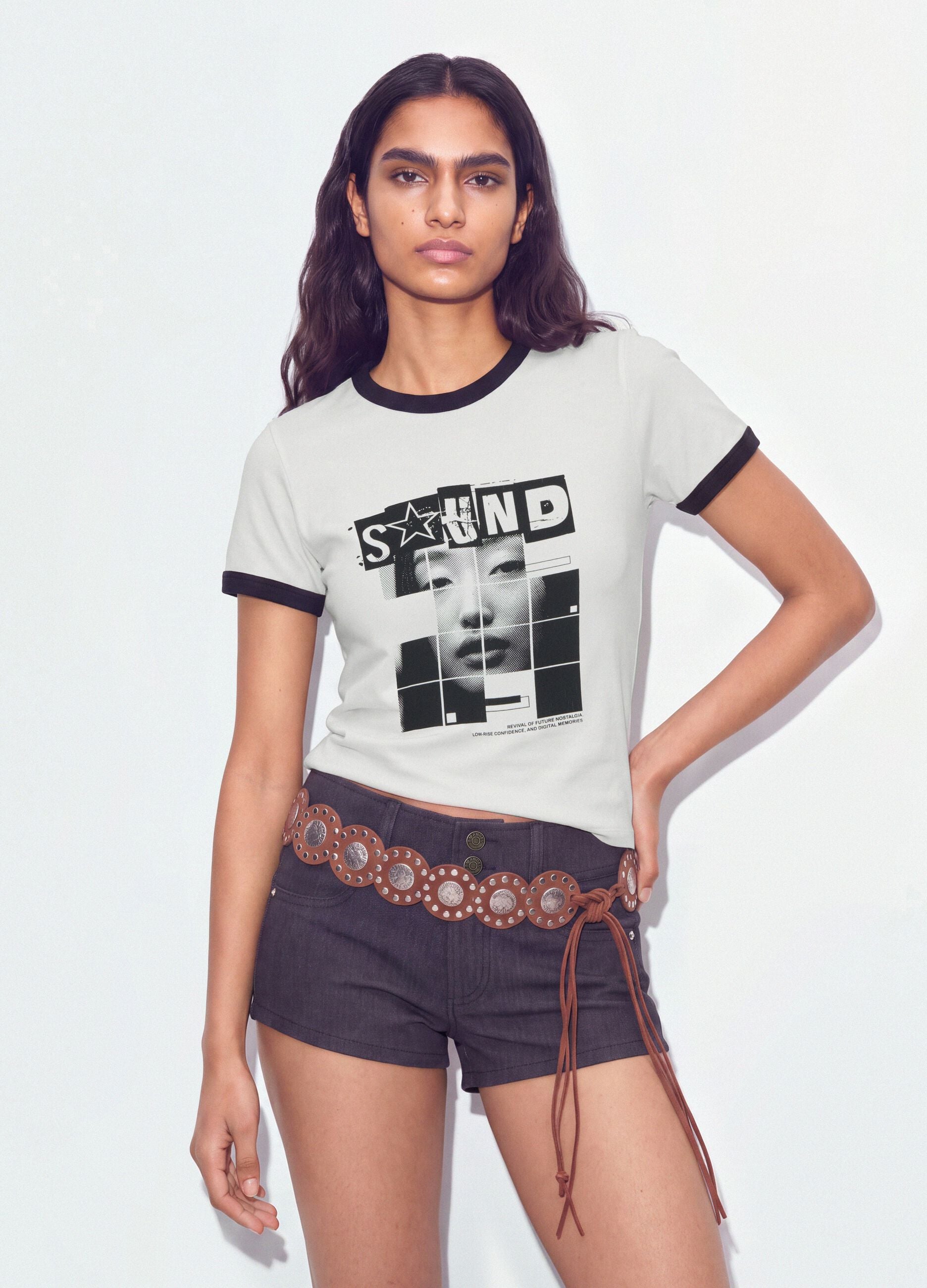 &Lambda;&epsilon;&upsilon;&kappa;ό &beta;&alpha;&mu;&beta;&alpha;&kappa;&epsilon;&rho;ό T-shirt &mu;&epsilon; &mu;&pi;&rho;&omicron;&sigma;&tau;&iota;&nu;ό &gamma;&rho;&alpha;&phi;&iota;&kappa;ό &tau;ύ&pi;&omega;&mu;&alpha; &kappa;&alpha;&iota; &lambda;&epsilon;&pi;&tau;&omicron;&mu;έ&rho;&epsilon;&iota;&epsilon;&sigmaf; &sigma;&epsilon; &alpha;&nu;&tau;ί&theta;&epsilon;&sigma;&eta;