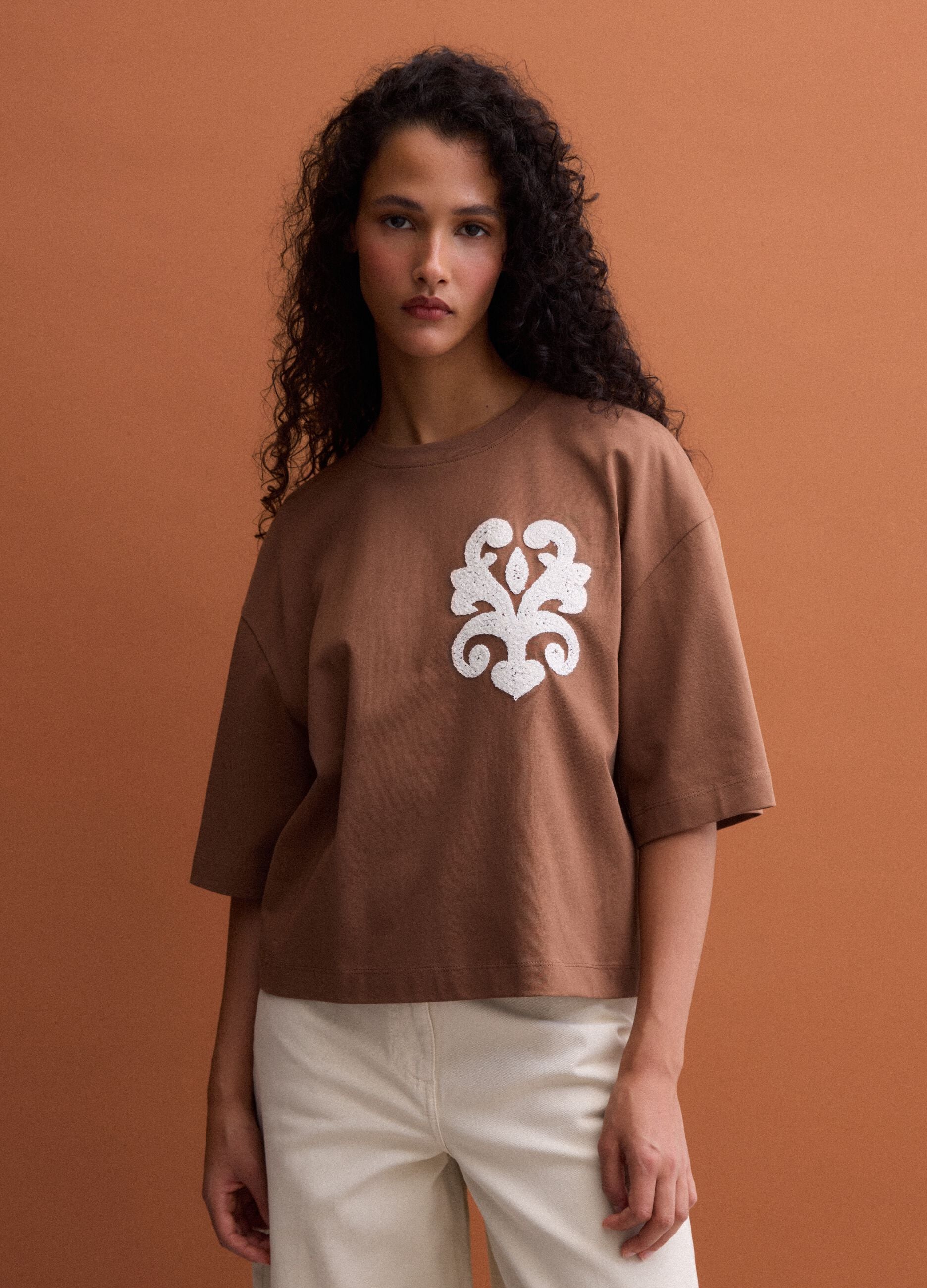 T-shirt castanha em algod&atilde;o puro com bordados, corte regular