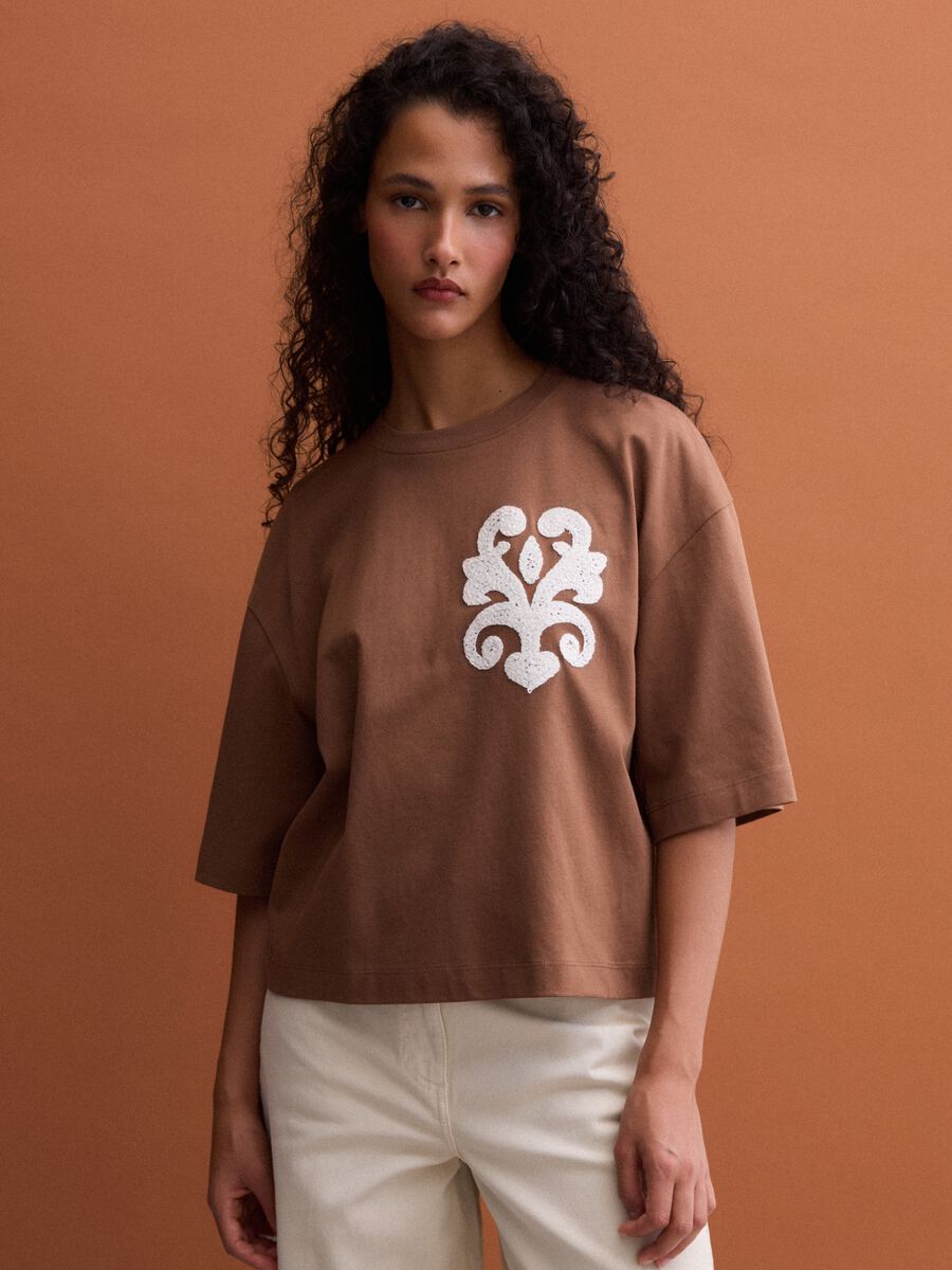 &Kappa;&alpha;&phi;έ T-shirt &alpha;&pi;ό 100% &beta;&alpha;&mu;&beta;ά&kappa;&iota; &mu;&epsilon; &kappa;&epsilon;&nu;&tau;ή&mu;&alpha;&tau;&alpha;, regular &epsilon;&phi;&alpha;&rho;&mu;&omicron;&gamma;ή_1