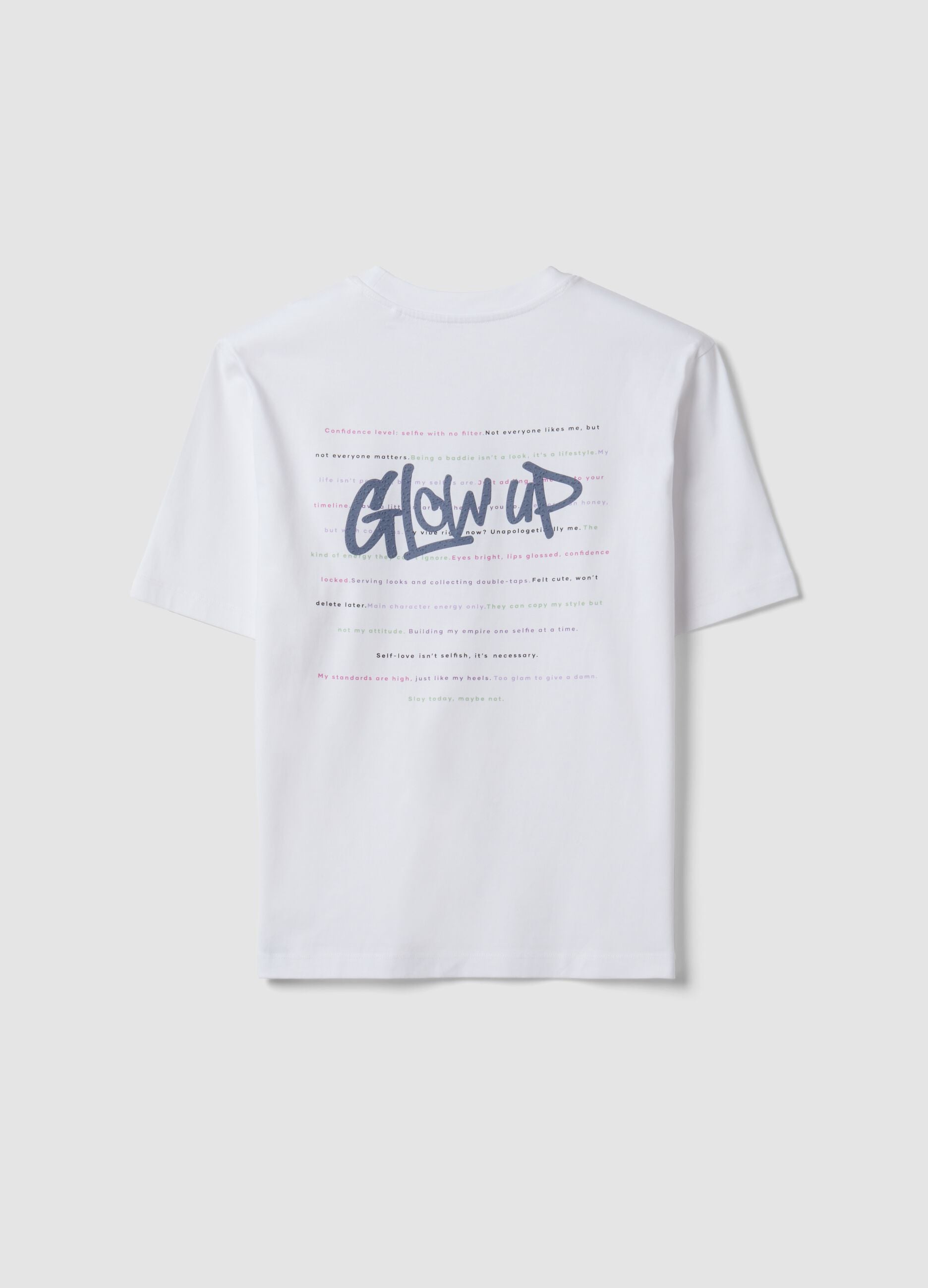 &Lambda;&epsilon;&upsilon;&kappa;ό T-shirt &alpha;&pi;ό &alpha;&gamma;&nu;ό &beta;&alpha;&mu;&beta;ά&kappa;&iota; &mu;&epsilon; &rho;&iota;&mu;&pi; &lambda;&alpha;&iota;&mu;ό&kappa;&omicron;&psi;&eta; &kappa;&alpha;&iota; &sigma;&tau;ά&mu;&pi;&alpha; &laquo;Glow Up&raquo;