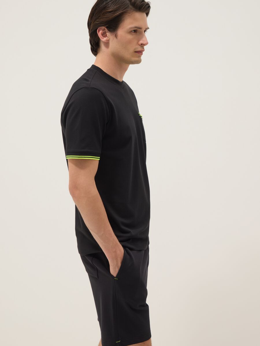 Schwarzes Kurzarm-T-Shirt aus Stretch-Baumwolle mit Brusttasche_2