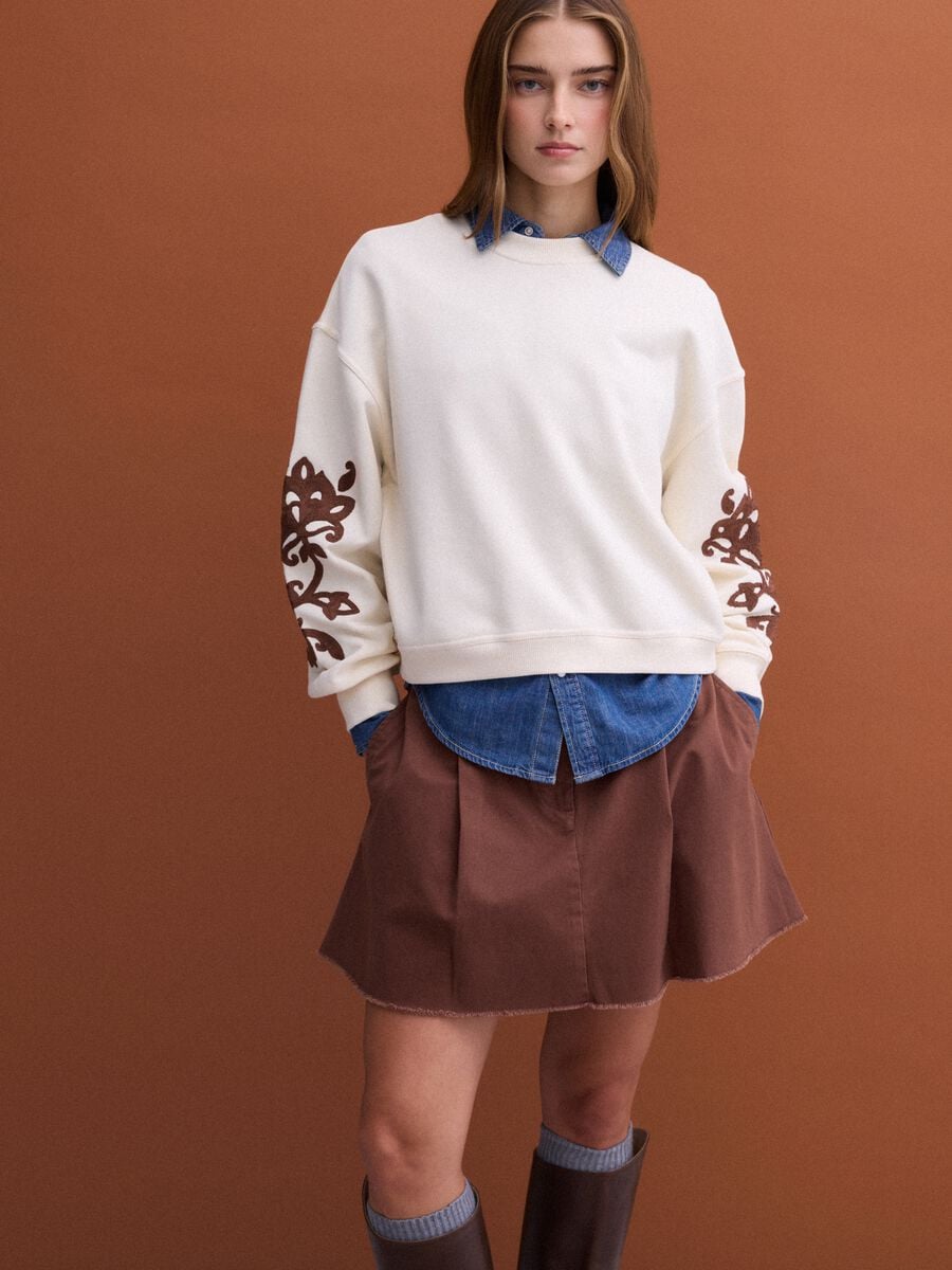White cotton-blend sweatshirt with embroidery, regular fit_0