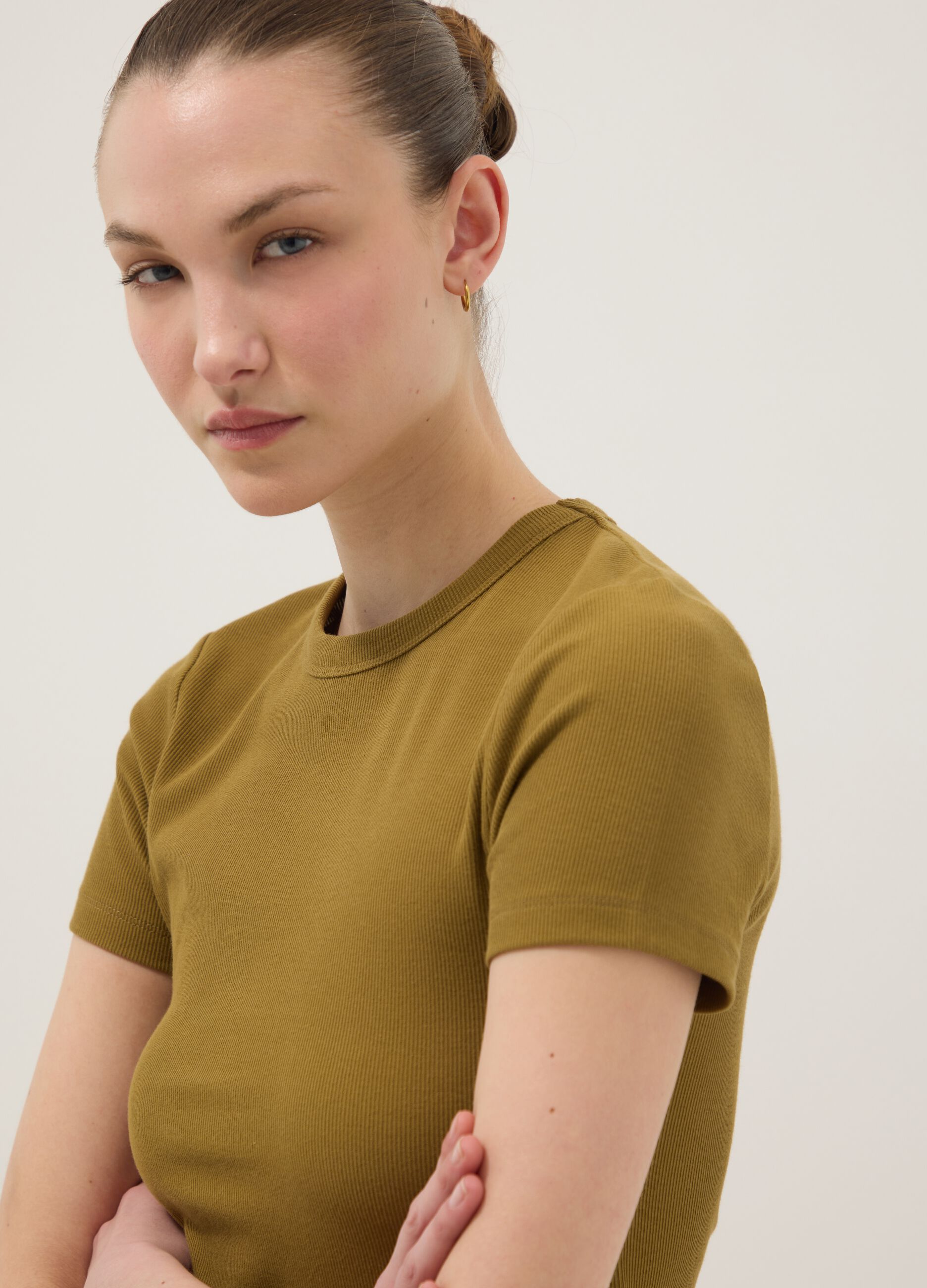 Gr&uuml;nes, k&ouml;rpernah geschnittenes T-Shirt aus Stretch-Baumwolle mit kurzen &Auml;rmeln