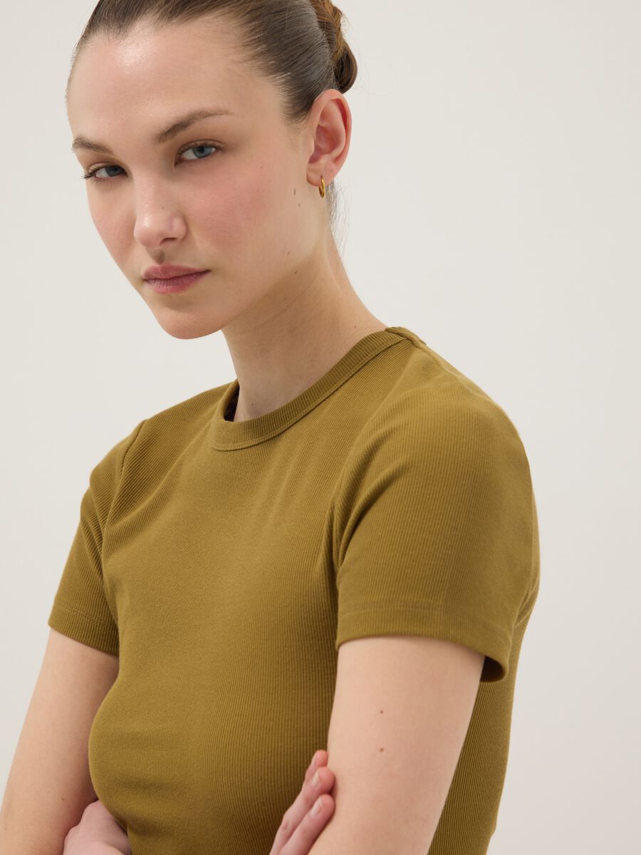 Gr&uuml;nes, k&ouml;rpernah geschnittenes T-Shirt aus Stretch-Baumwolle mit kurzen &Auml;rmeln_0