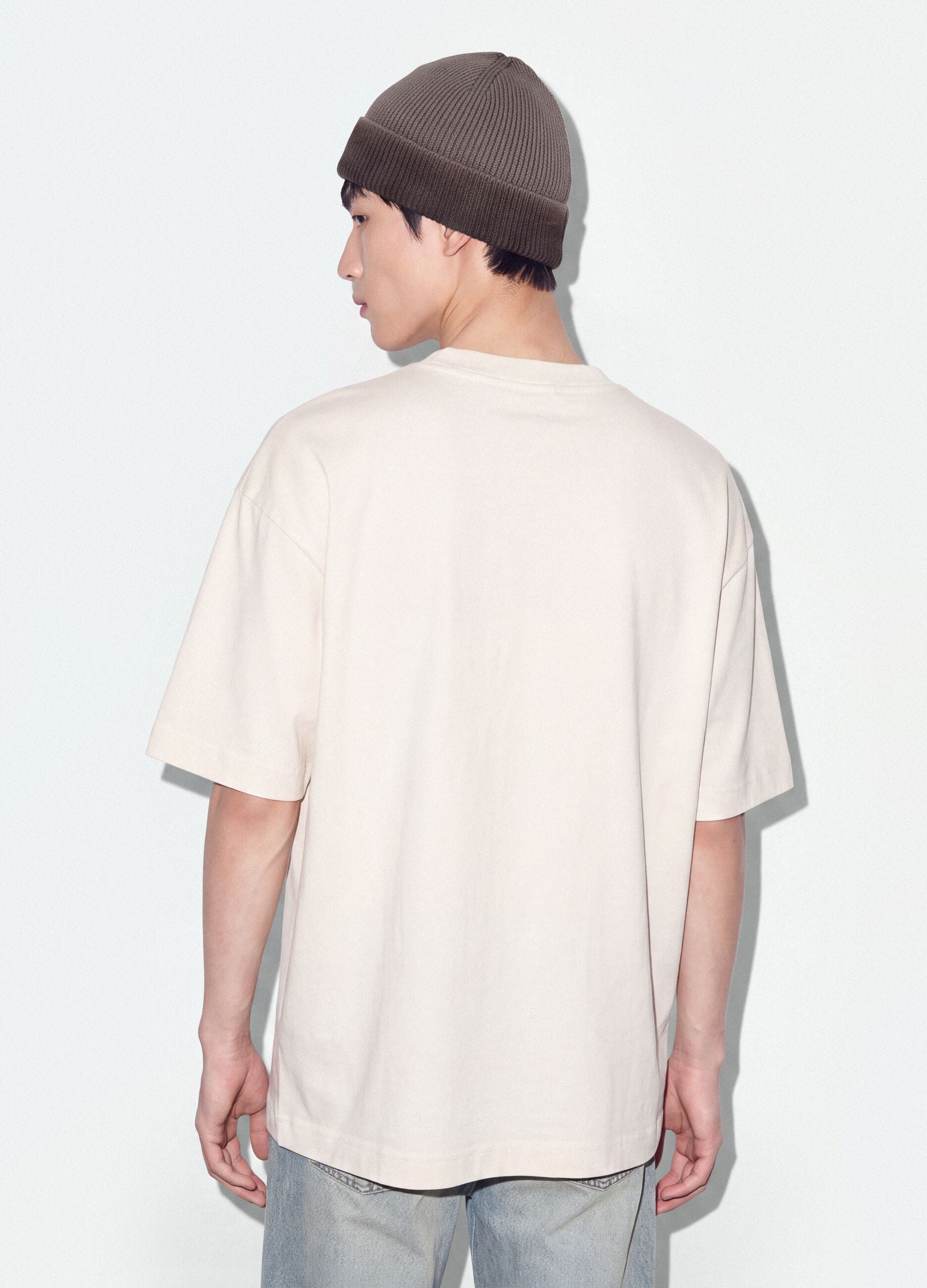T-shirt branca em algod&atilde;o puro com estampado frontal Six Seven, corte boxy
