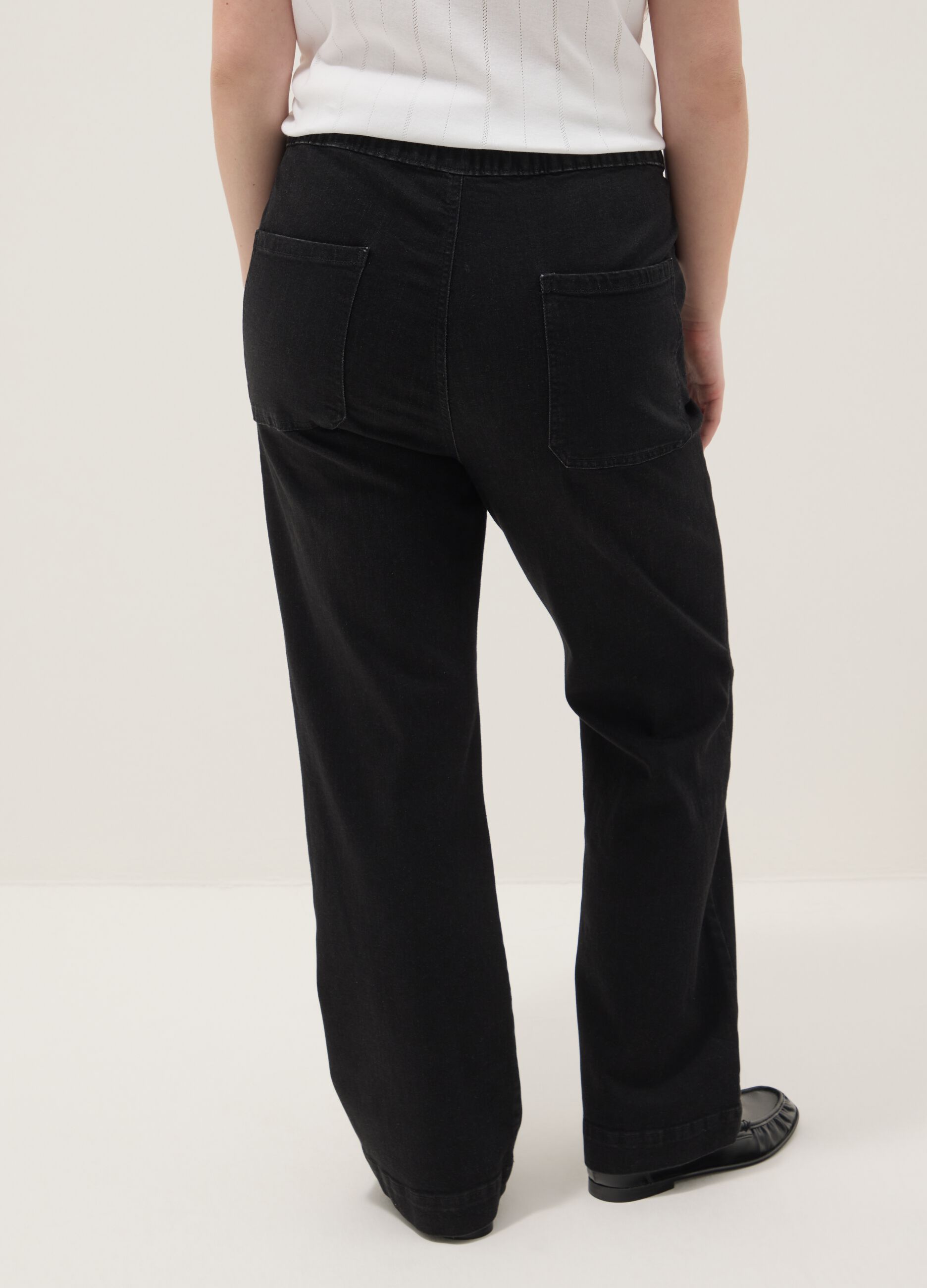 Weit geschnittene Jeans aus schwarzem Stretch-Baumwolle