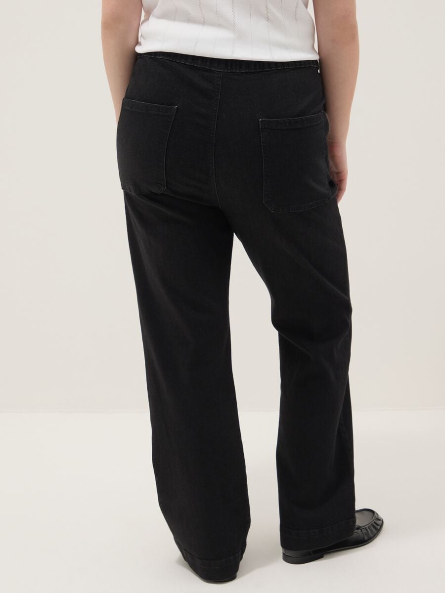 Weit geschnittene Jeans aus schwarzem Stretch-Baumwolle_2