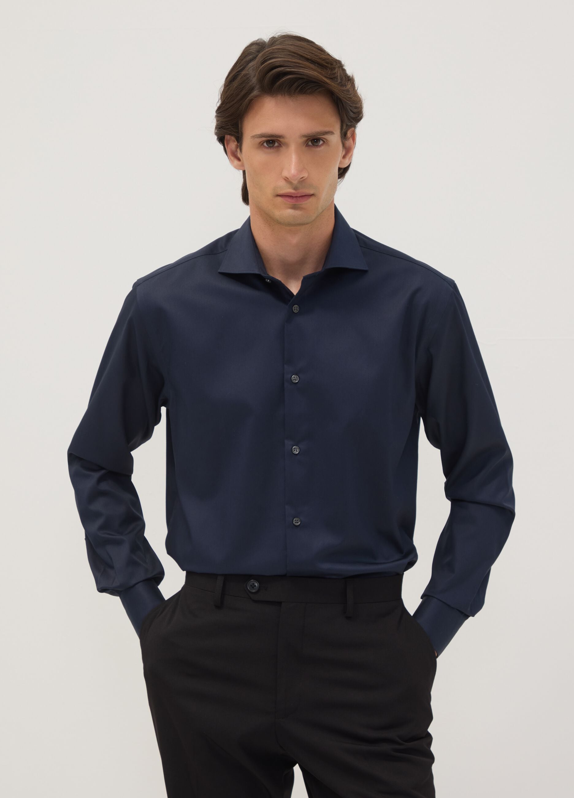 Camisa azul em algod&atilde;o puro com colarinho cl&aacute;ssico, corte regular, sem passar a ferro