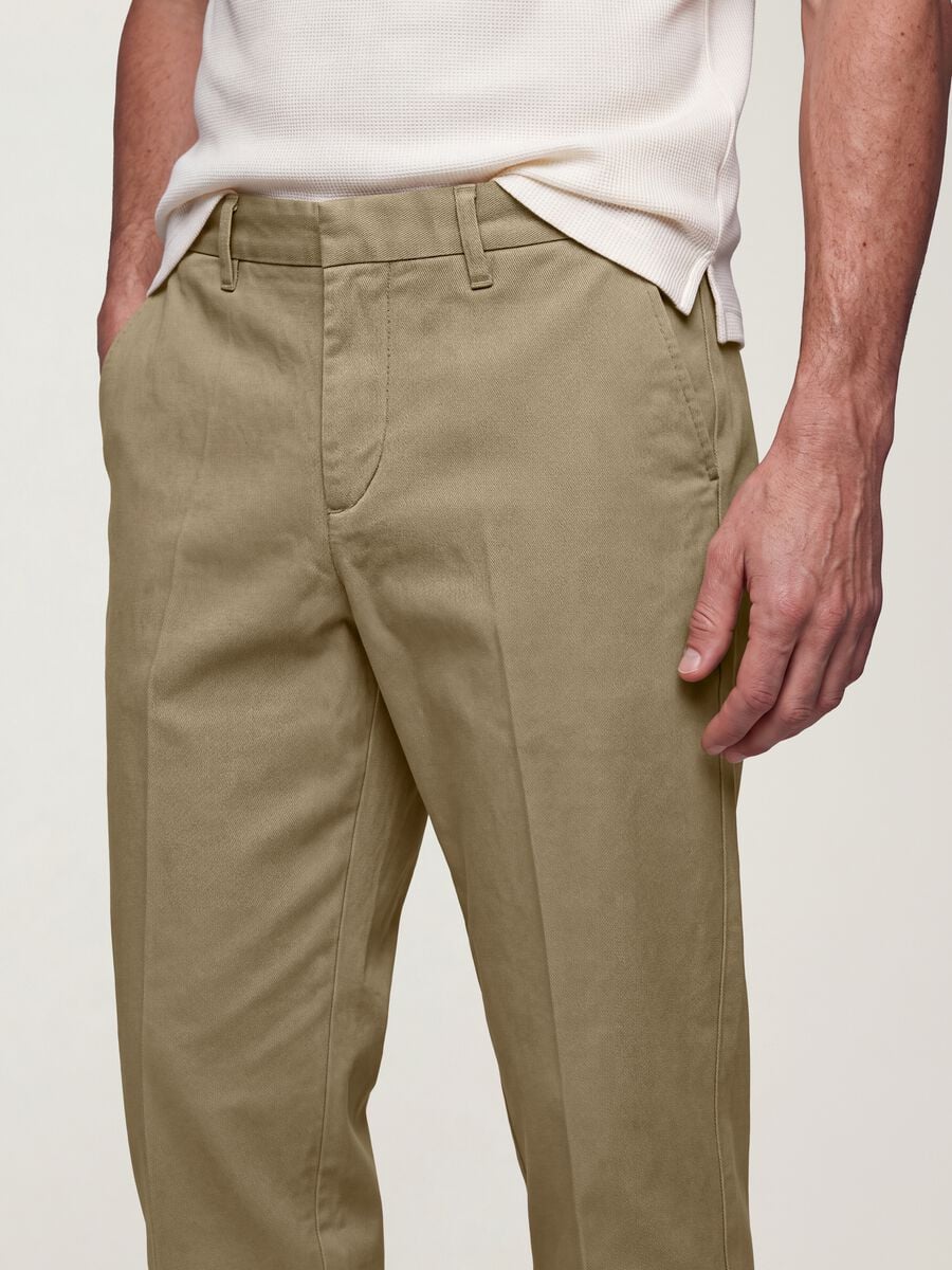 Pantaloni chino beige in twill di cotone elasticizzato regular tapered fit_3