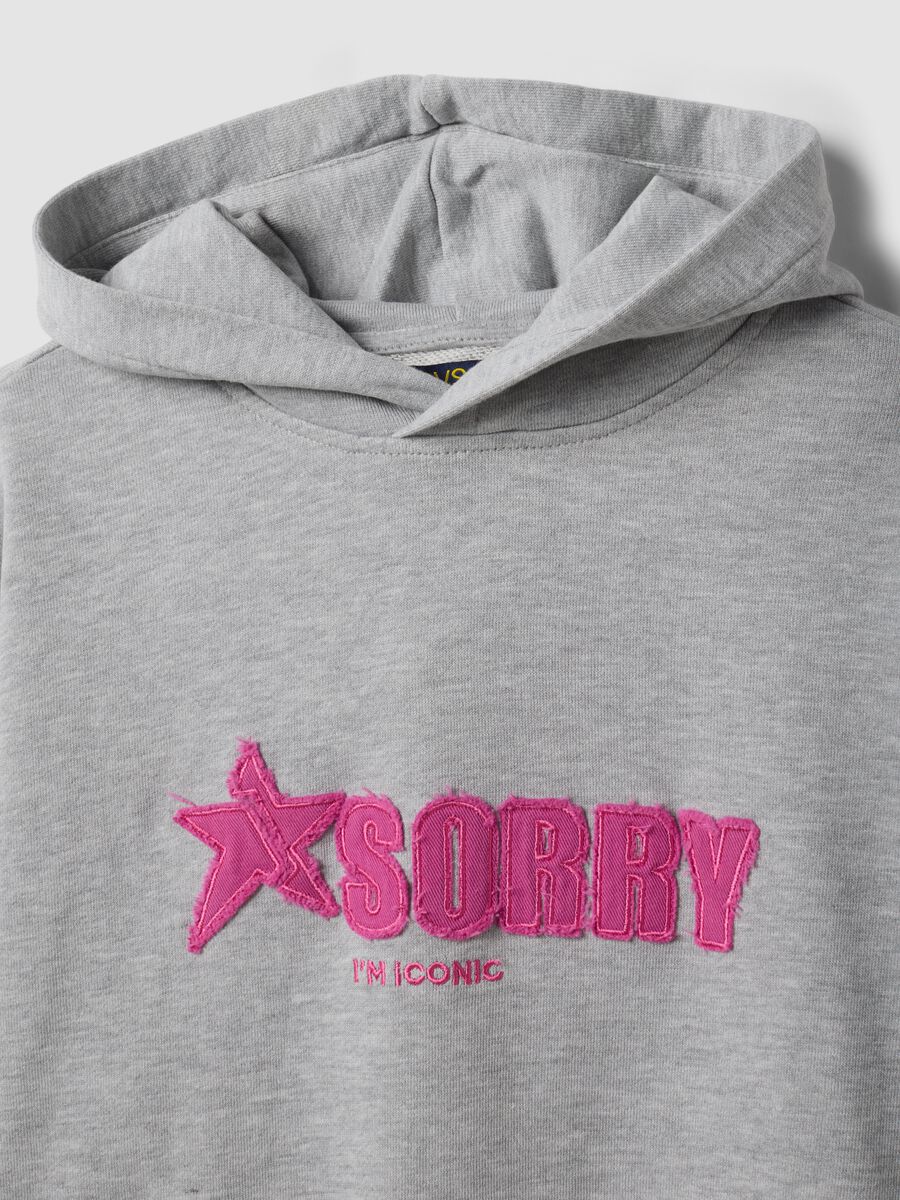 Grauer Oversize-Hoodie aus Baumwollmix mit &bdquo;Sorry&ldquo;-Stickerei f&uuml;r M&auml;dchen_5