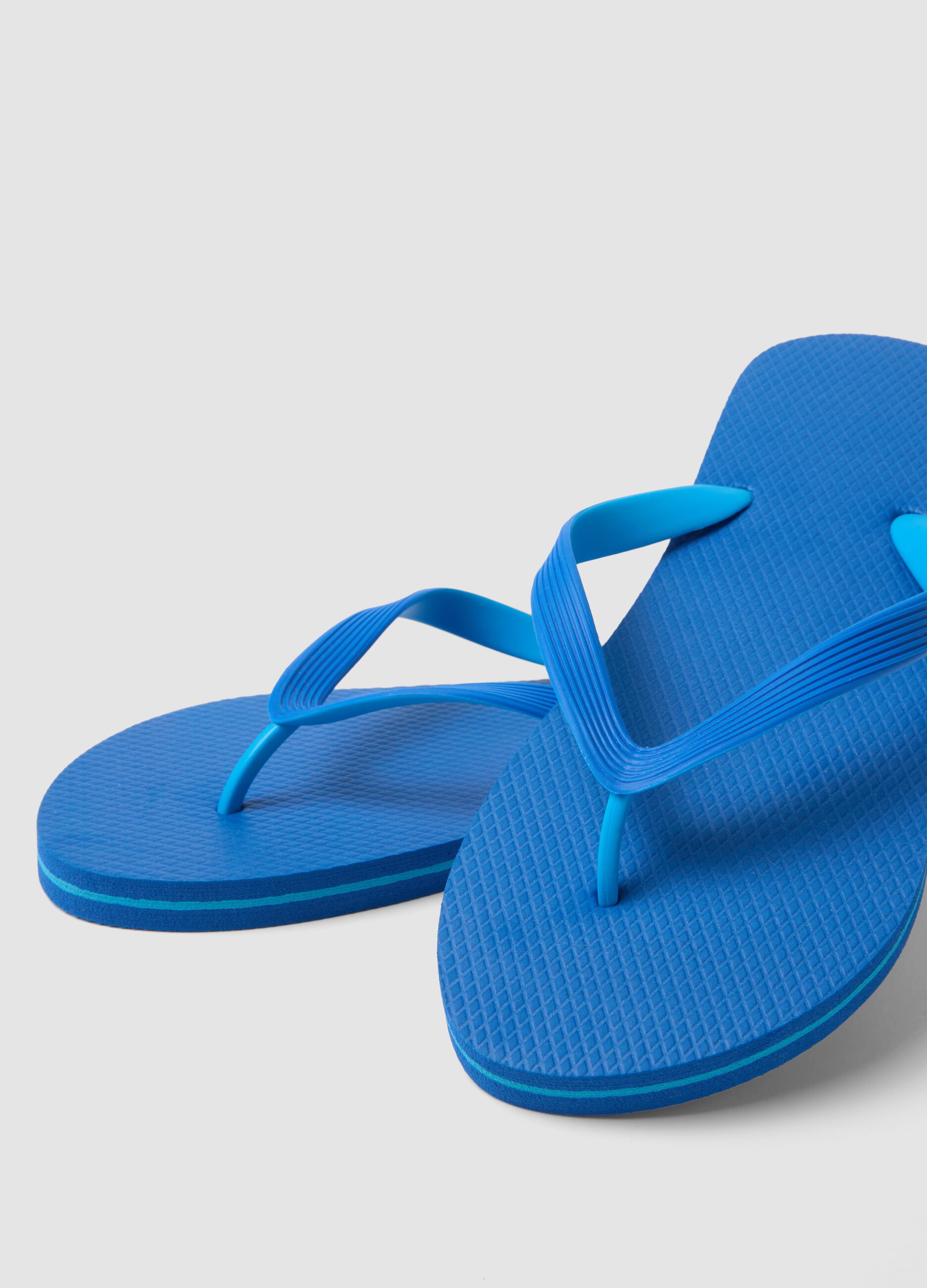 Blaue Zehentrenner f&uuml;r den Strand