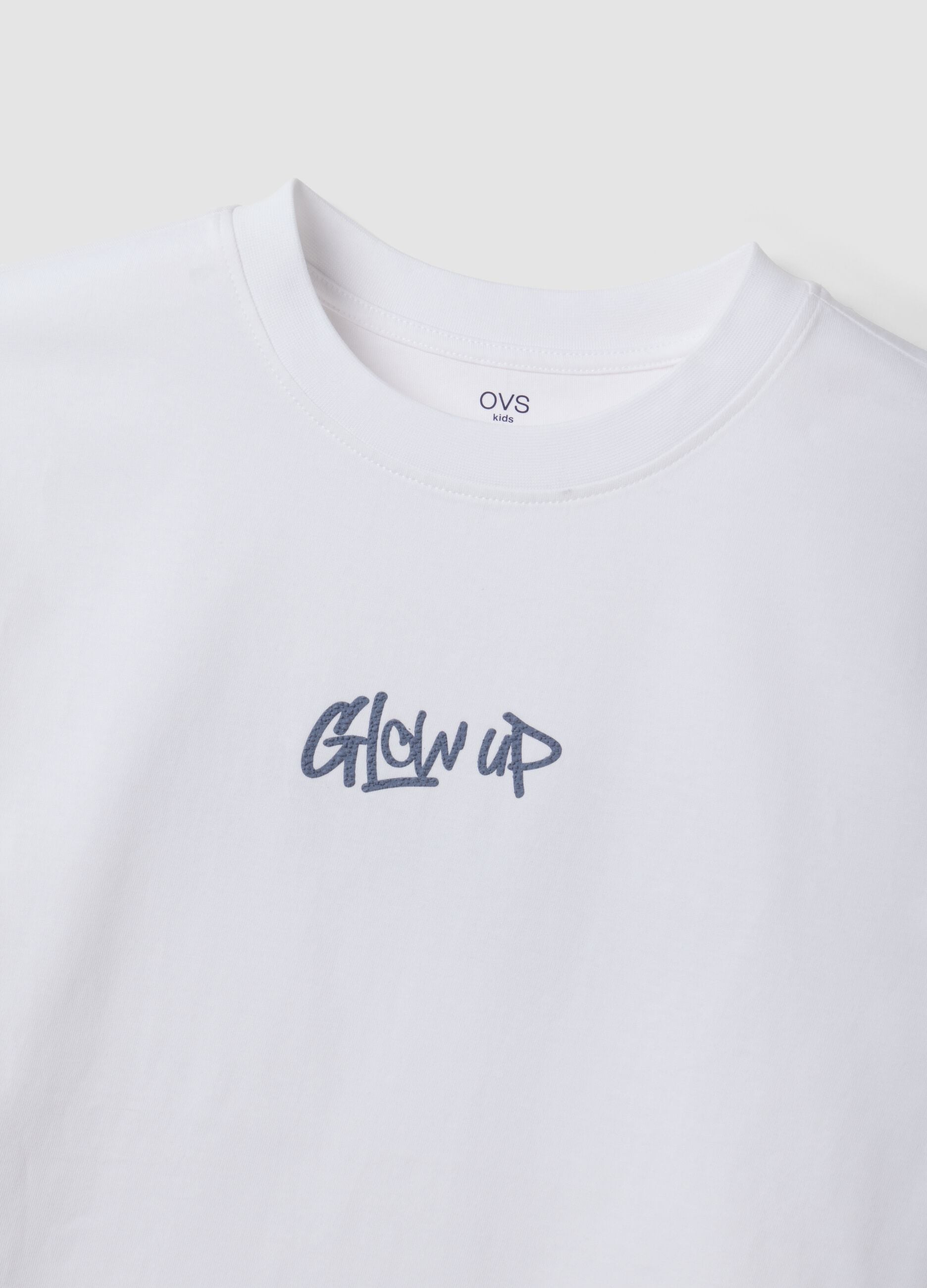 &Lambda;&epsilon;&upsilon;&kappa;ό T-shirt &alpha;&pi;ό &alpha;&gamma;&nu;ό &beta;&alpha;&mu;&beta;ά&kappa;&iota; &mu;&epsilon; &rho;&iota;&mu;&pi; &lambda;&alpha;&iota;&mu;ό&kappa;&omicron;&psi;&eta; &kappa;&alpha;&iota; &sigma;&tau;ά&mu;&pi;&alpha; &laquo;Glow Up&raquo;